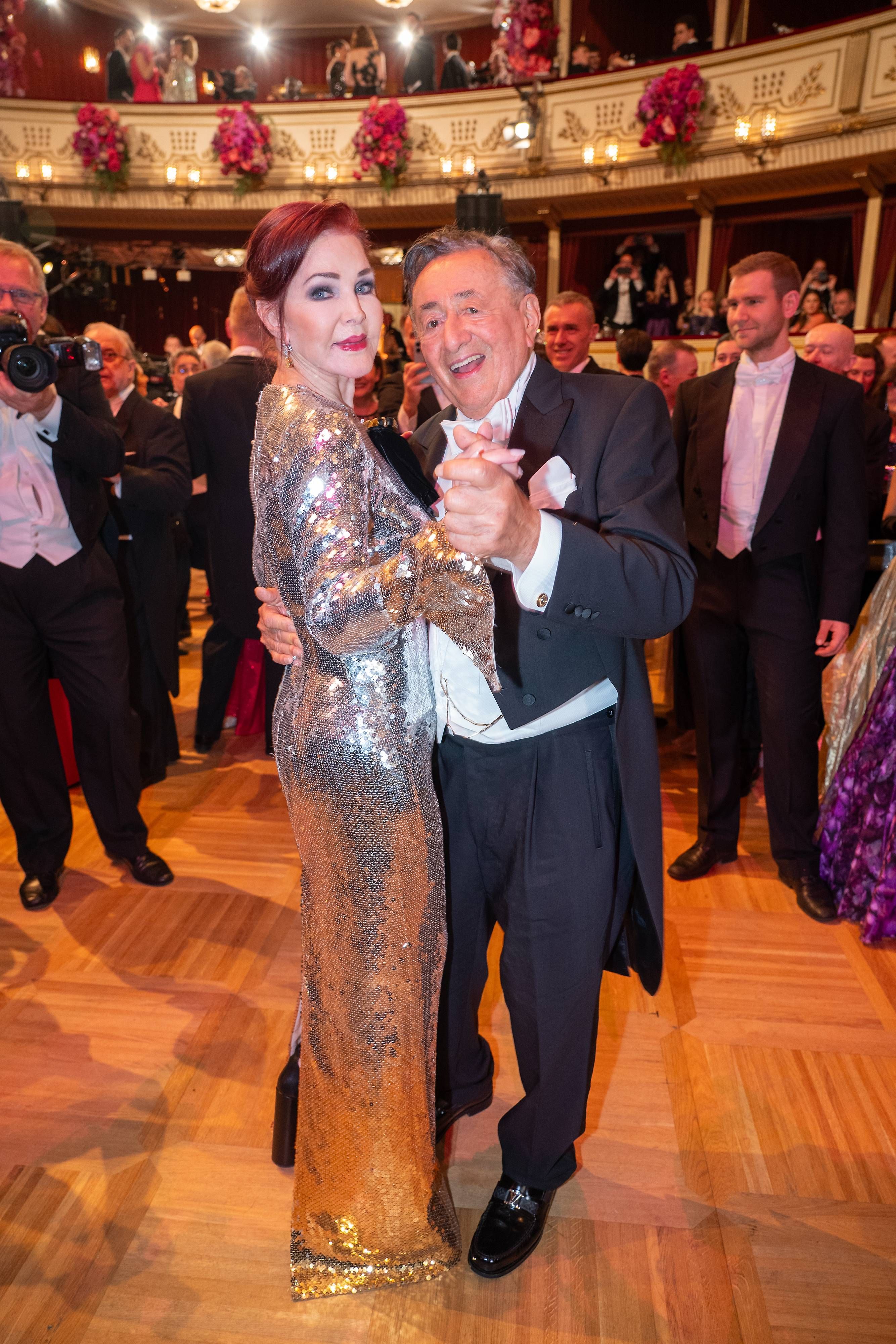 Richard Lugner mit Priscilla Presley auf der Tanzfläche.
