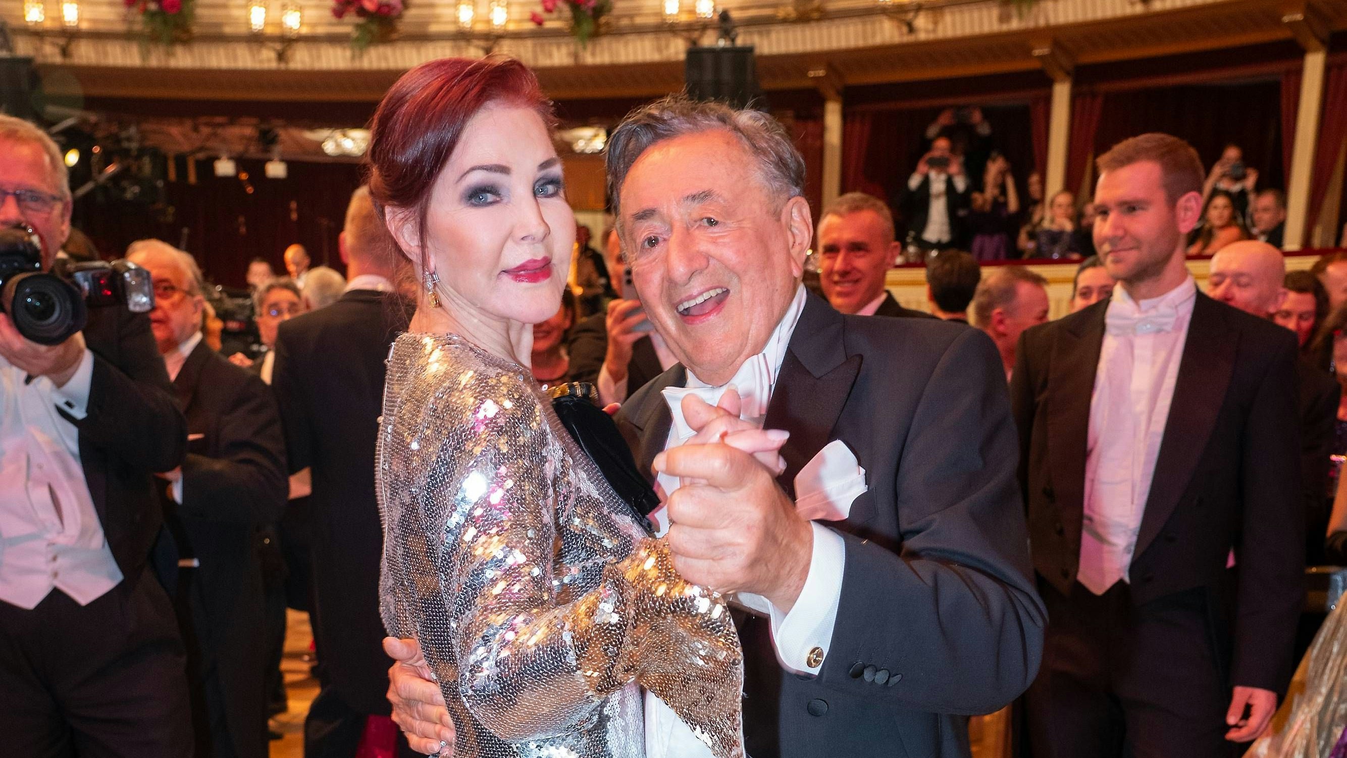 Richard Lugner mit Priscilla Presley auf der Tanzfläche.