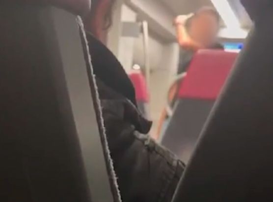 Ein Video soll den 32-Jährigen bei einem ruhigen Gespräch mit seinen Geiseln in dem Zug zeigen.