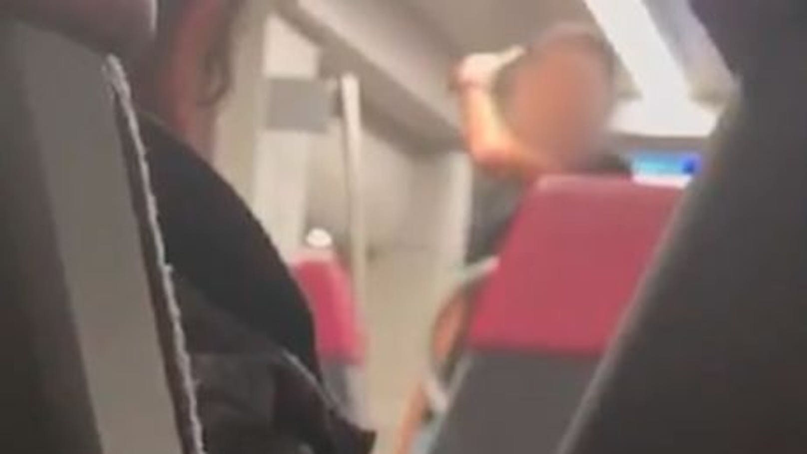 Ein Video soll den 32-Jährigen bei einem ruhigen Gespräch mit seinen Geiseln in dem Zug zeigen.
