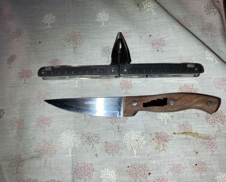 Mit diesem Messer kam der 54-Jährige auf den Krawallmacher zu und bedrohte ihn.