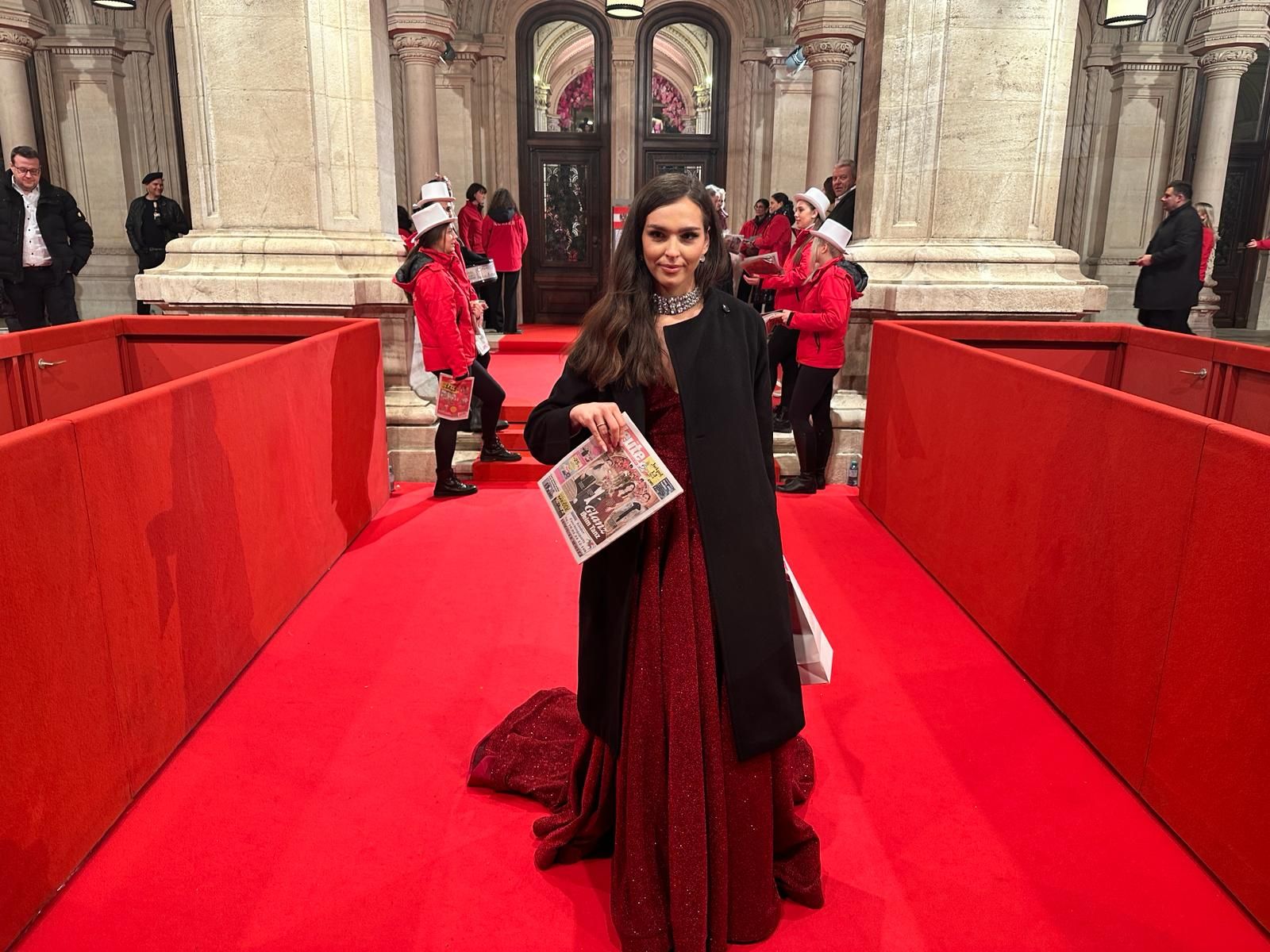 Lili Paul-Roncalli schnappte sich die druckfrische <em>