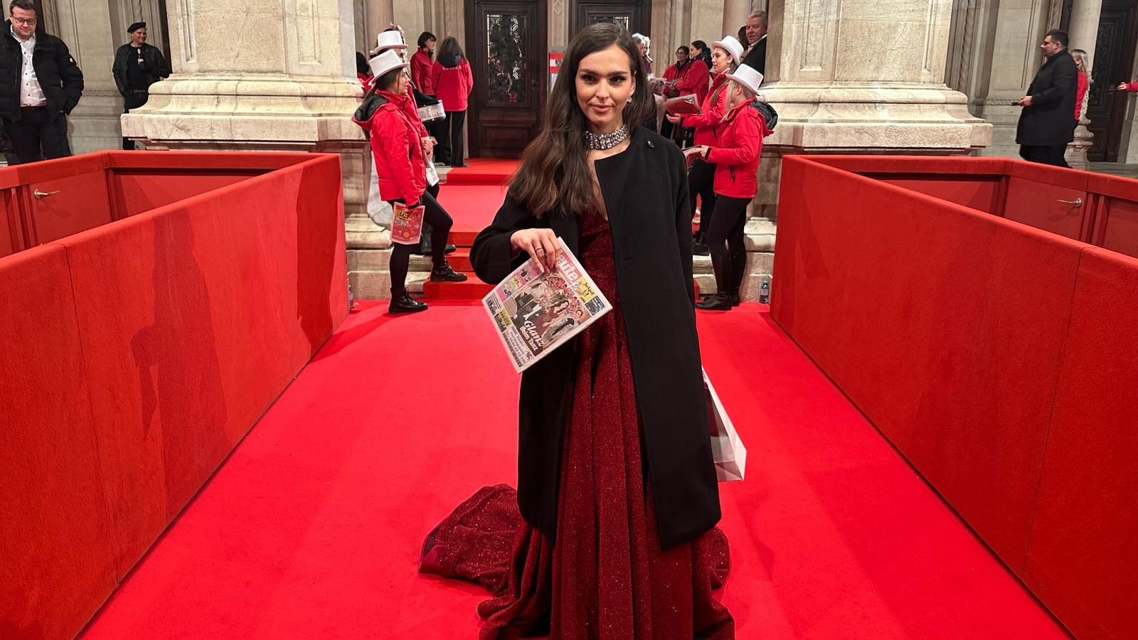 Lili Paul-Roncalli schnappte sich die druckfrische "Heute"-Ausgabe nach dem 66. Gewalze in der Oper.