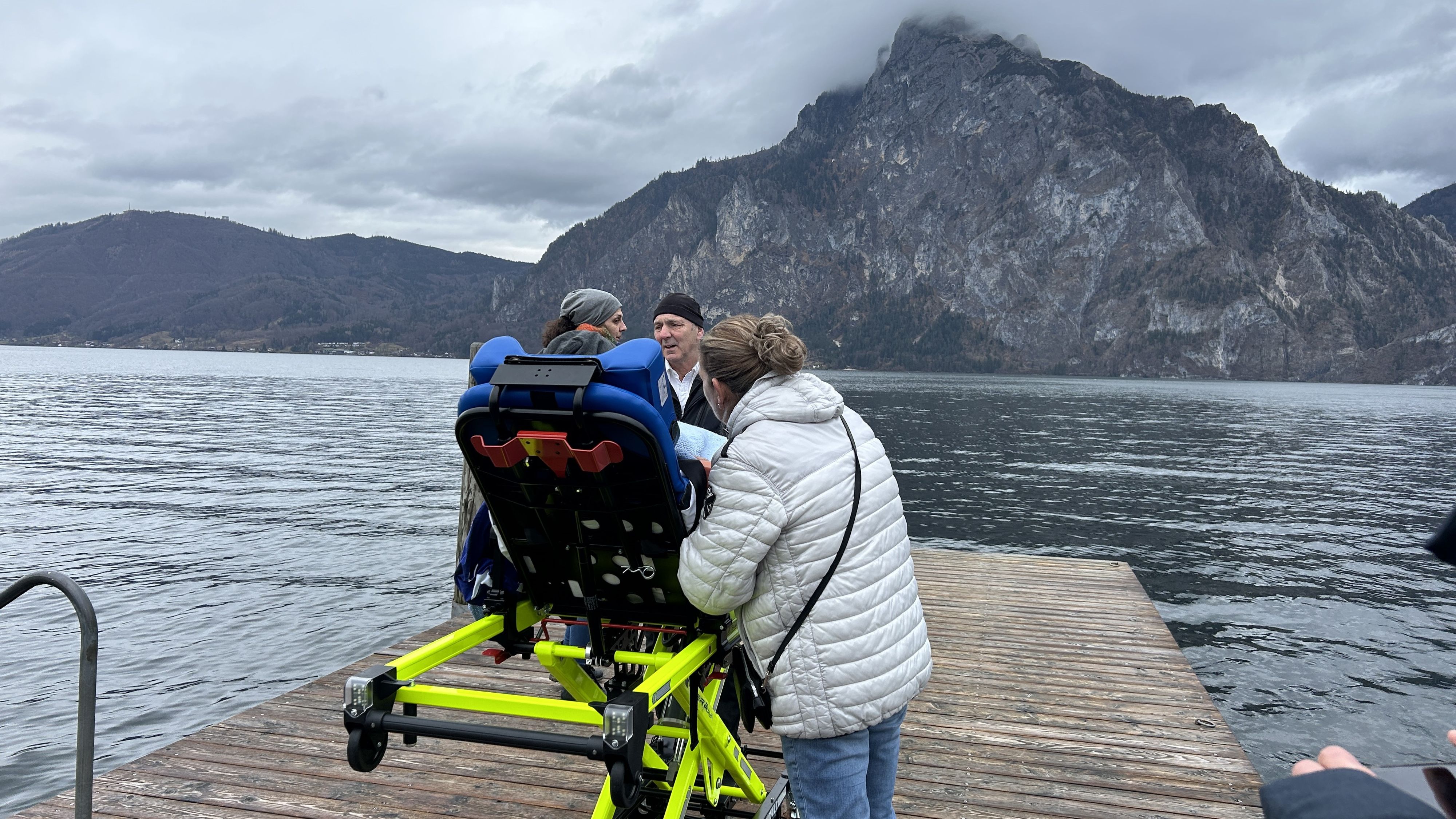 Im Beisein ihrer Liebsten blickte Gabi ein letztes Mal über den Traunsee.