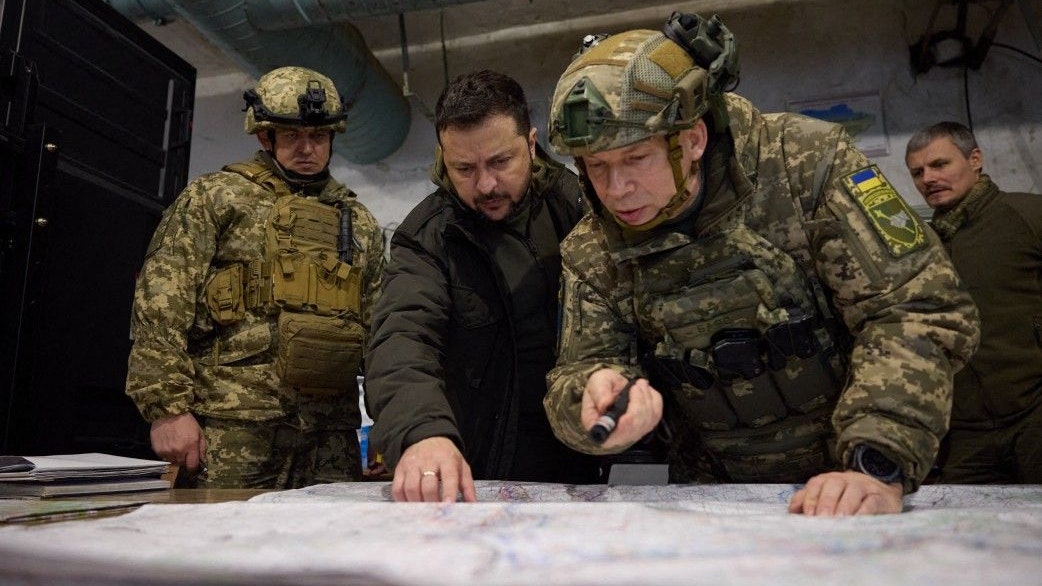 Wolodimir Selenski während einer Lagebesprechung mit Oleksander Sirski (r.) im November 2023. Der Generaloberst wurde im Februar 2024 zum neuen Armee-Chef ernannt.