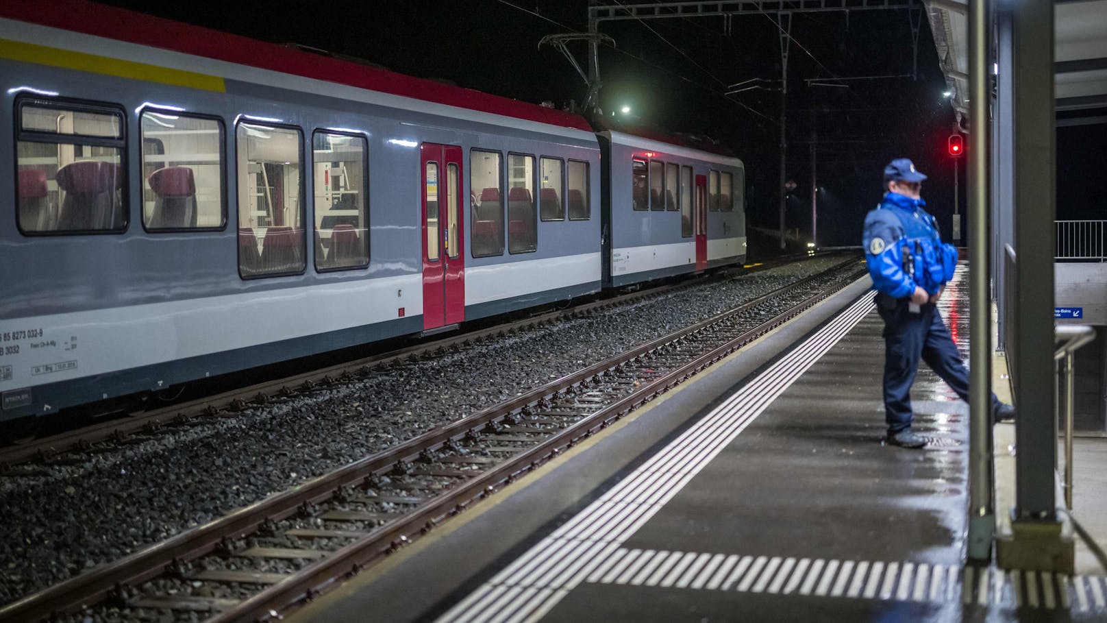 In Yverdon nahm ein 32-jähriger iranischer Asylbewerber am Donnerstagabend mehrere Zugpassagiere als Geisel.