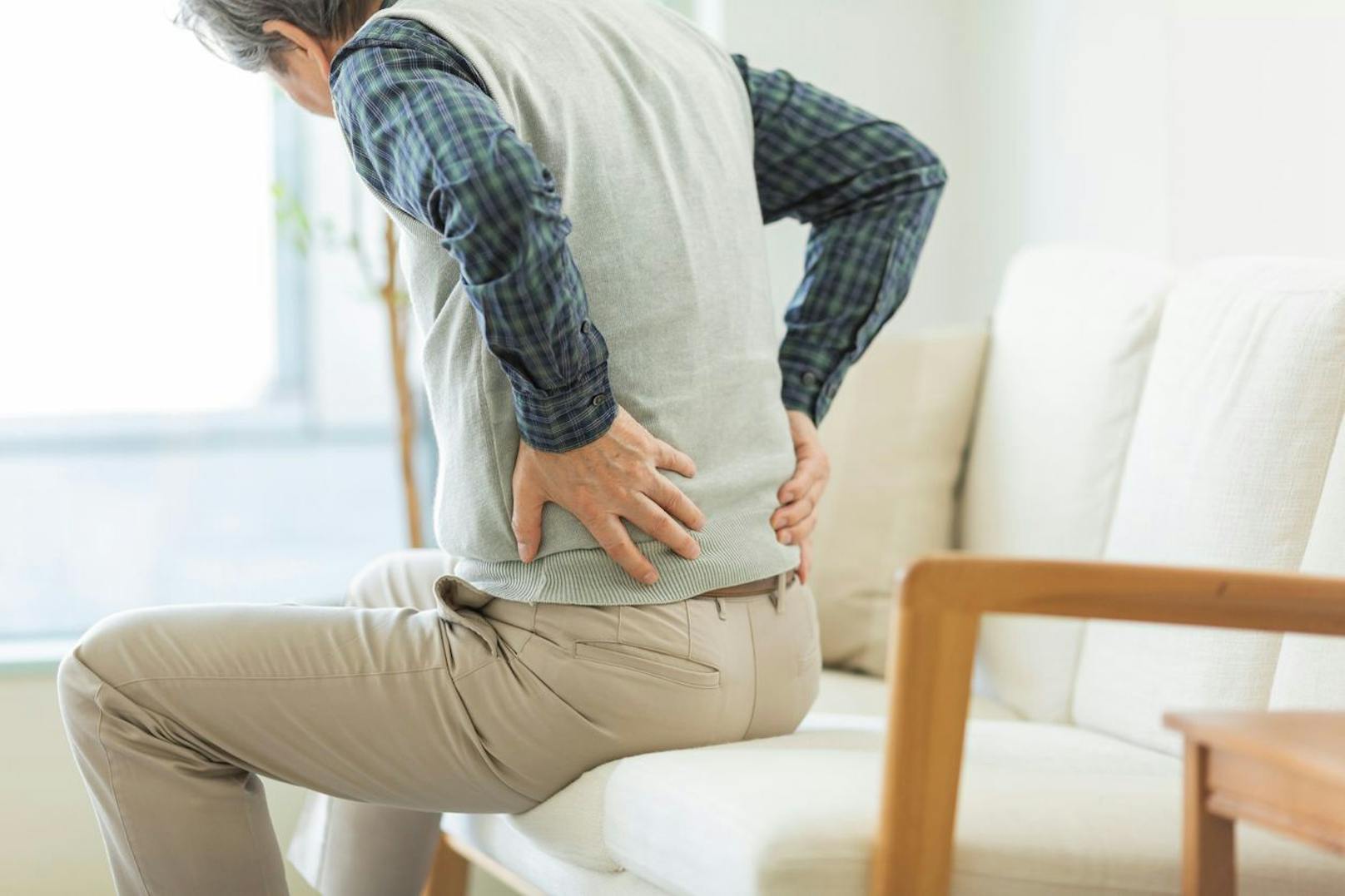 Der Mann wollt für seine Rückenschmerzen eine rasche Linderung haben.