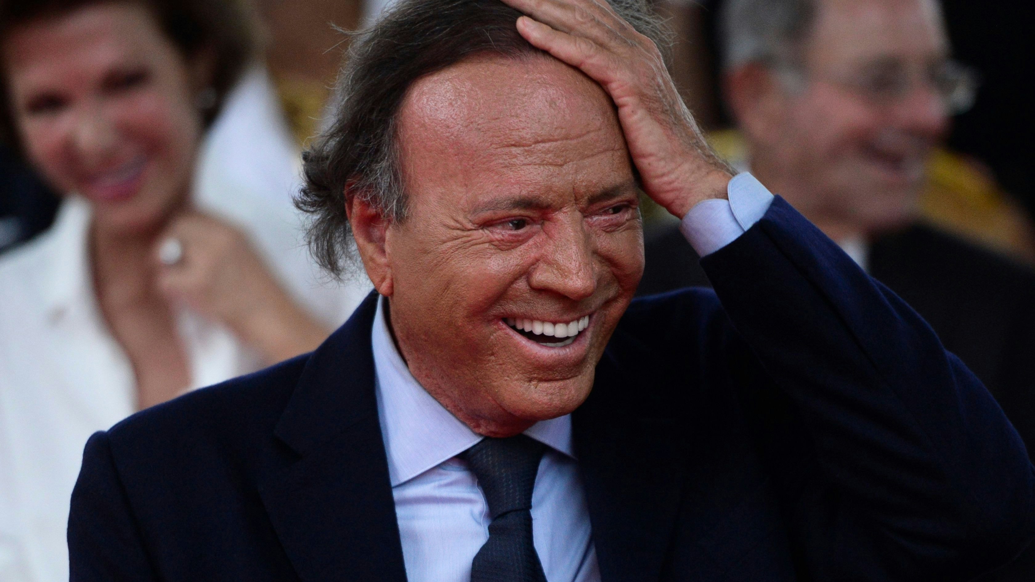 Download von www.picturedesk.com am 09.02.2024 (16:33).  FILE - In this Sept. 29, 2016 file photo, Spain's singer Julio Iglesias smiles during his star unveiling ceremony at the Walk of Fame in San Juan, Puerto Rico. At 75 and after a five-decade-long career, Julio Iglesias keeps performing internationally, driven by his passion and, above all, a relentless discipline. ItÄôs something the Spanish crooner says he had to learn early on, after a nearly fatal car accident frustrated his plans to play professional soccer. (AP Photo/Carlos Giusti, File) - 20160930_PD16551 - Rechteinfo: Rights Managed (RM)
