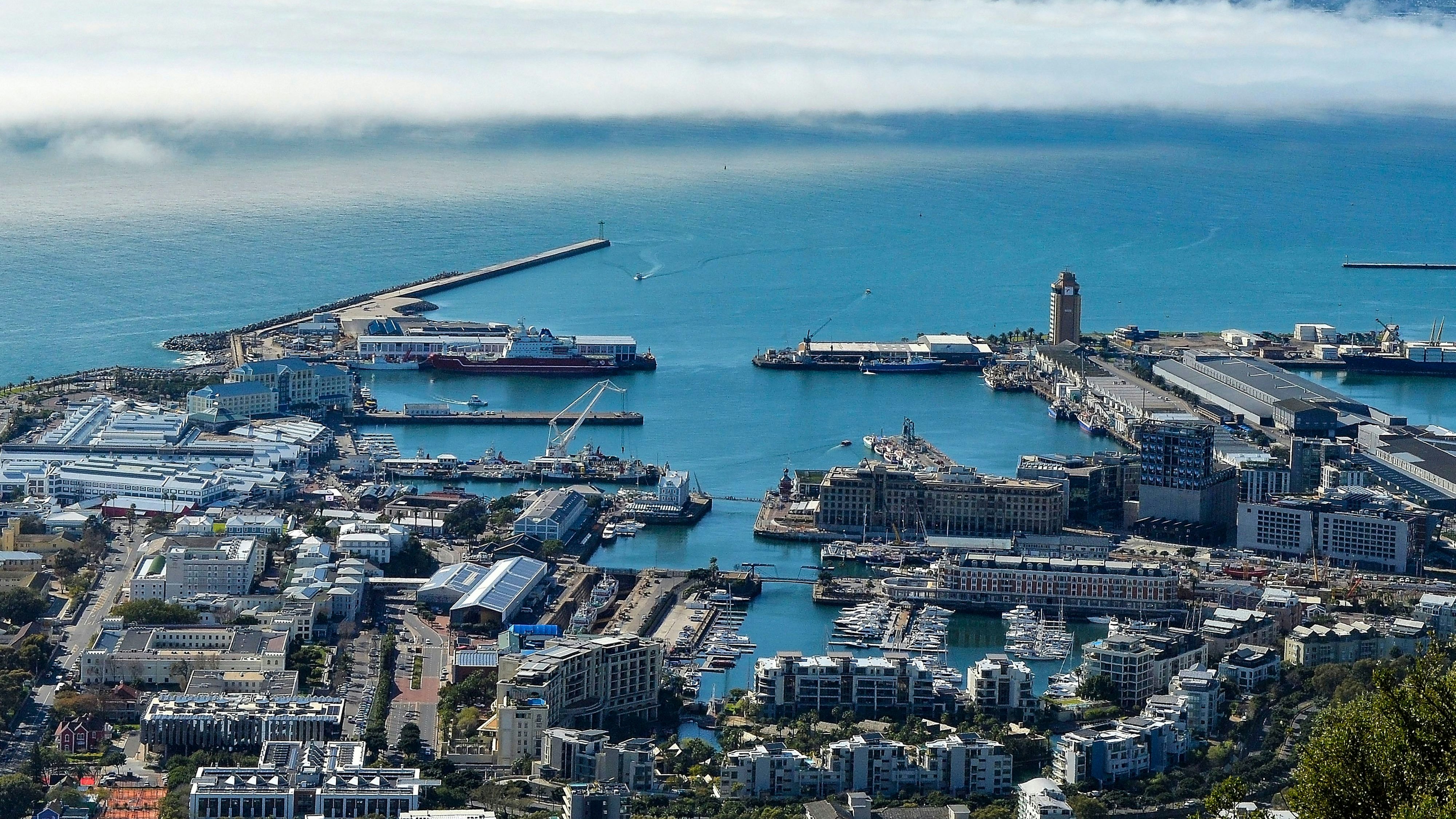 Südafrika ist das südlichste Land in Afrika. Es hat ein angenehmes Klima und berühmte touristische Ziele wie das Kap der Guten Hoffnung, den Krüger-Nationalpark und den Tafelberg, die jedes Jahr eine große Zahl ausländischer Touristen für Urlaub und Besichtigungen anziehen.