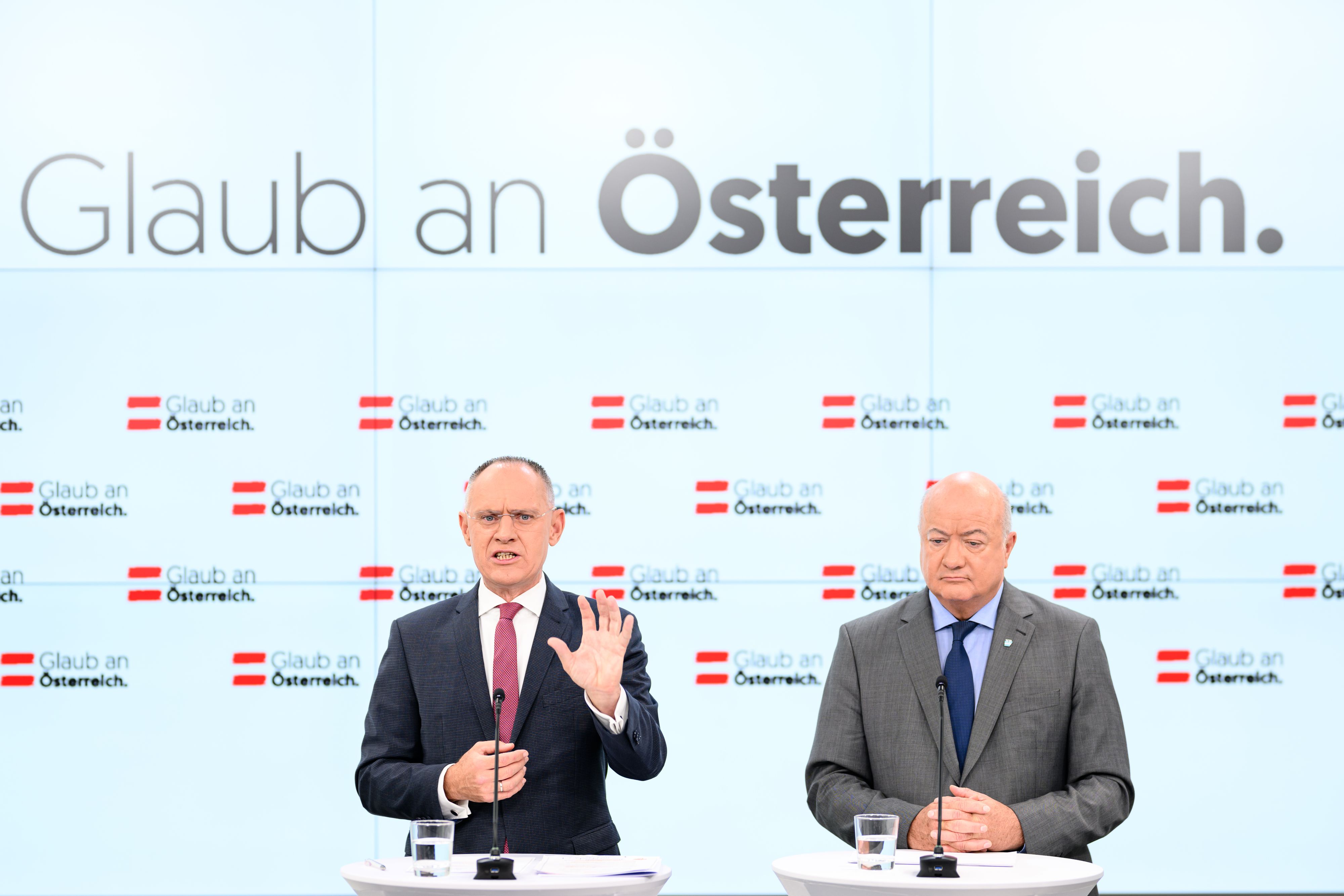 (v.l.) Innenminister Gerhard Karner (ÖVP) und Generalsekretär Christian Stocker (ÖVP) während einer Pressekonferenz der ÖVP. Archivbild.