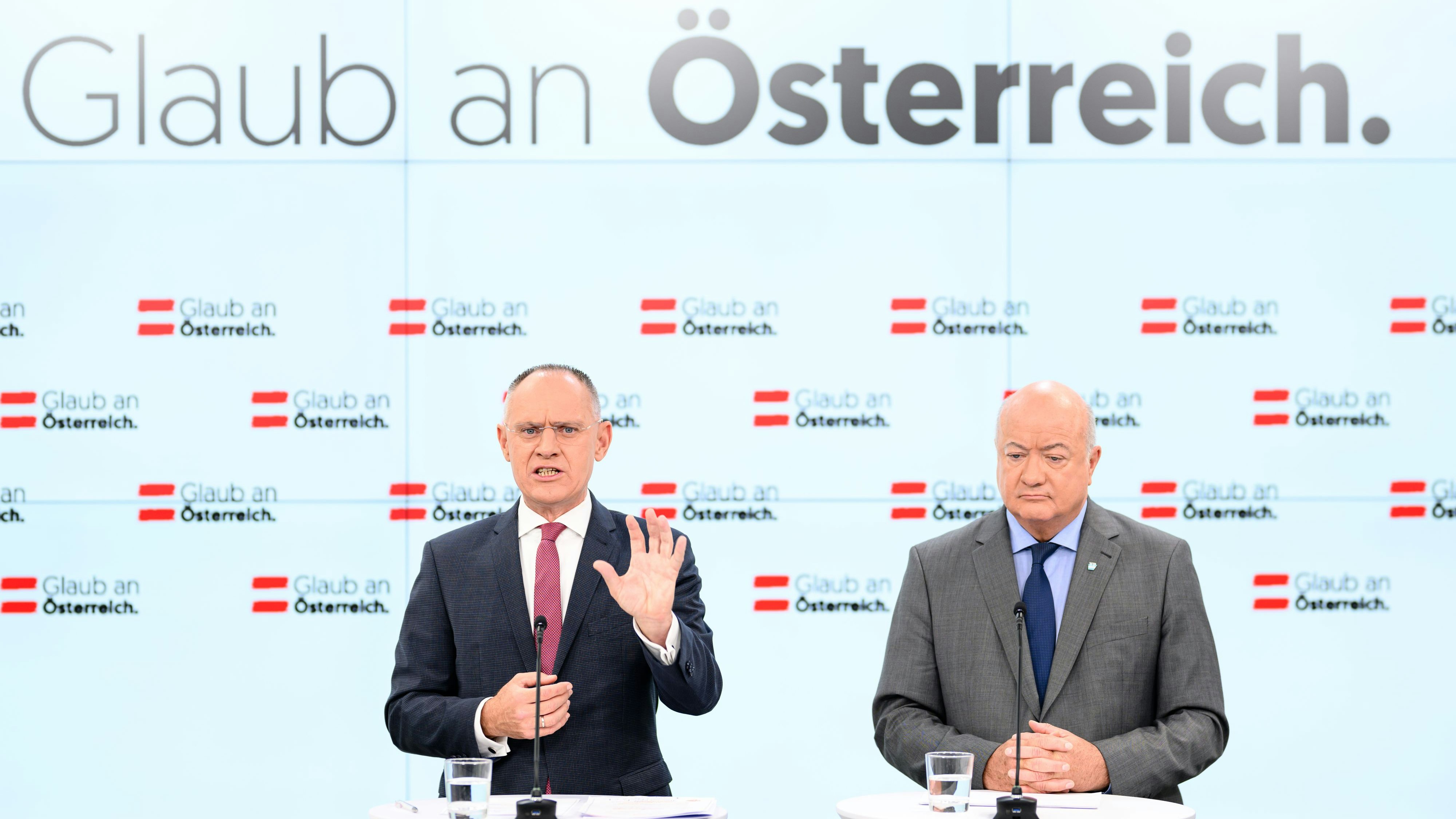 (v.l.) Innenminister Gerhard Karner (ÖVP) und Generalsekretär Christian Stocker (ÖVP) während einer Pressekonferenz der ÖVP. Archivbild.