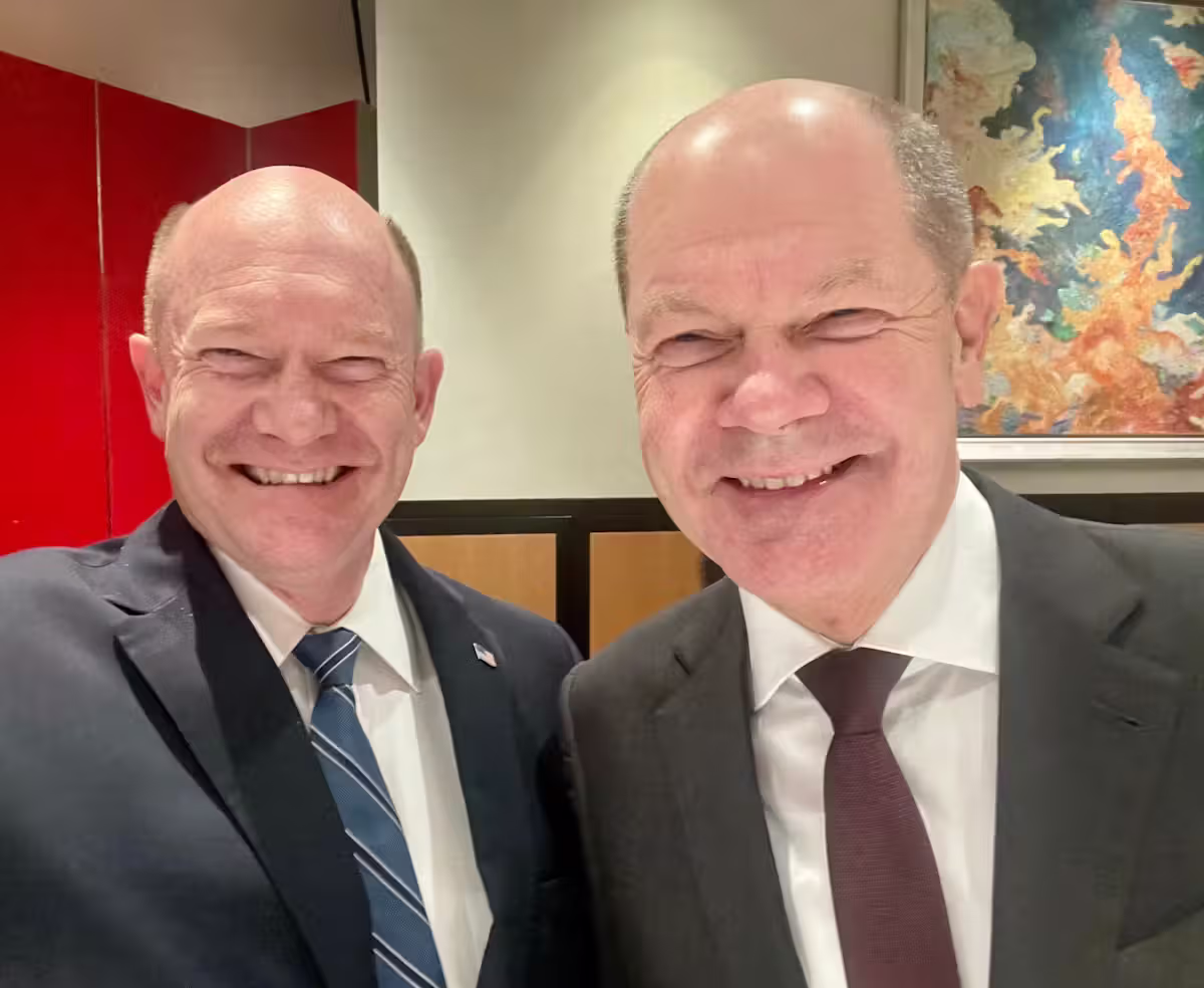 US-Senator Chris Coons und Bundeskanzler Olaf Scholz überraschen mit einer verblüffenden Ähnlichkeit.