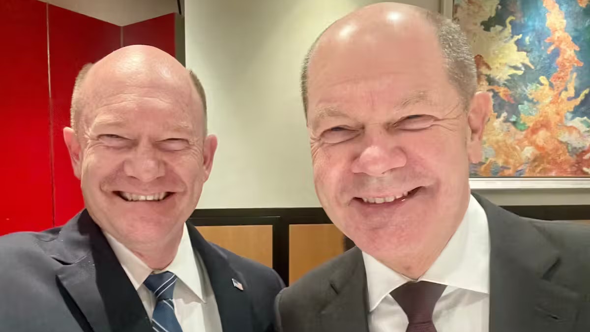 US-Senator Chris Coons und Bundeskanzler Olaf Scholz überraschen mit einer verblüffenden Ähnlichkeit.