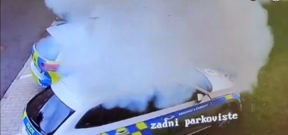 Ein Mann zündete in Tschechien auf der Motorhaube eines Polizeiautos einen Böller.