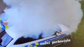 Ein Mann zündete in Tschechien auf der Motorhaube eines Polizeiautos einen Böller.