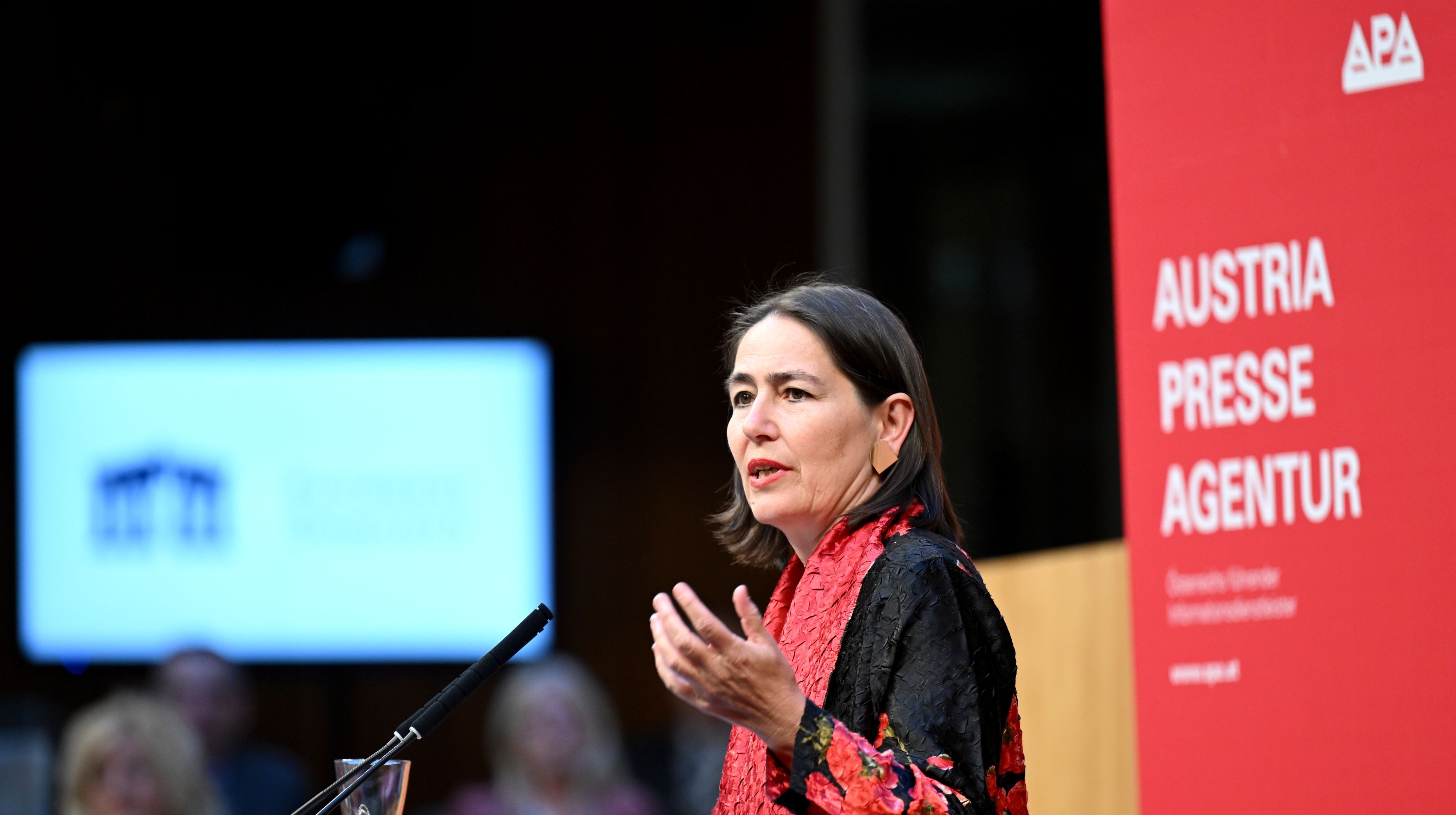 Alexandra Föderl-Schmid im Rahmen einer Podiumsdiskussion von Parlament und APA am 26. April 2023.