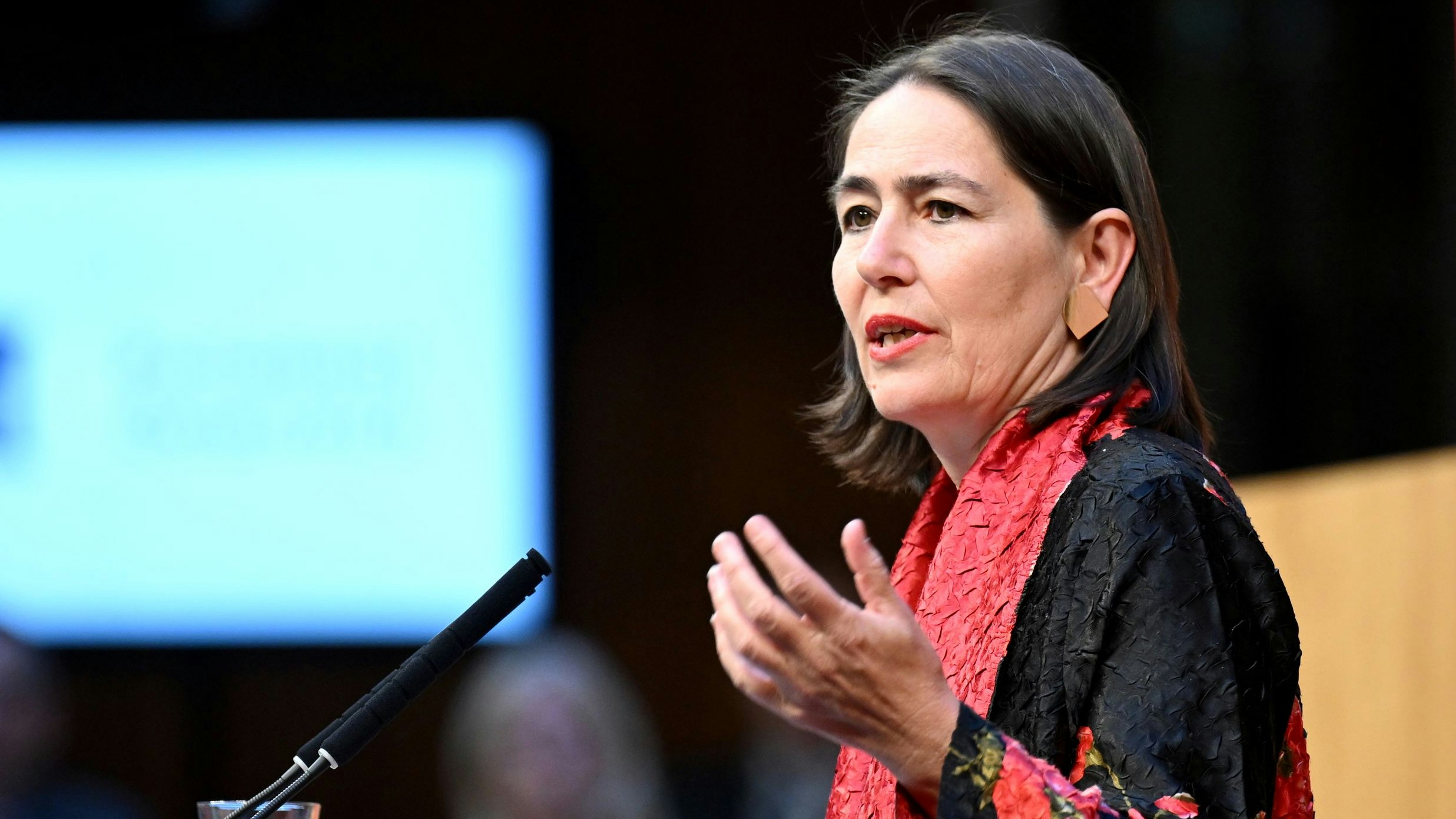 Alexandra Föderl-Schmid im Rahmen einer Podiumsdiskussion von Parlament und APA am 26. April 2023.