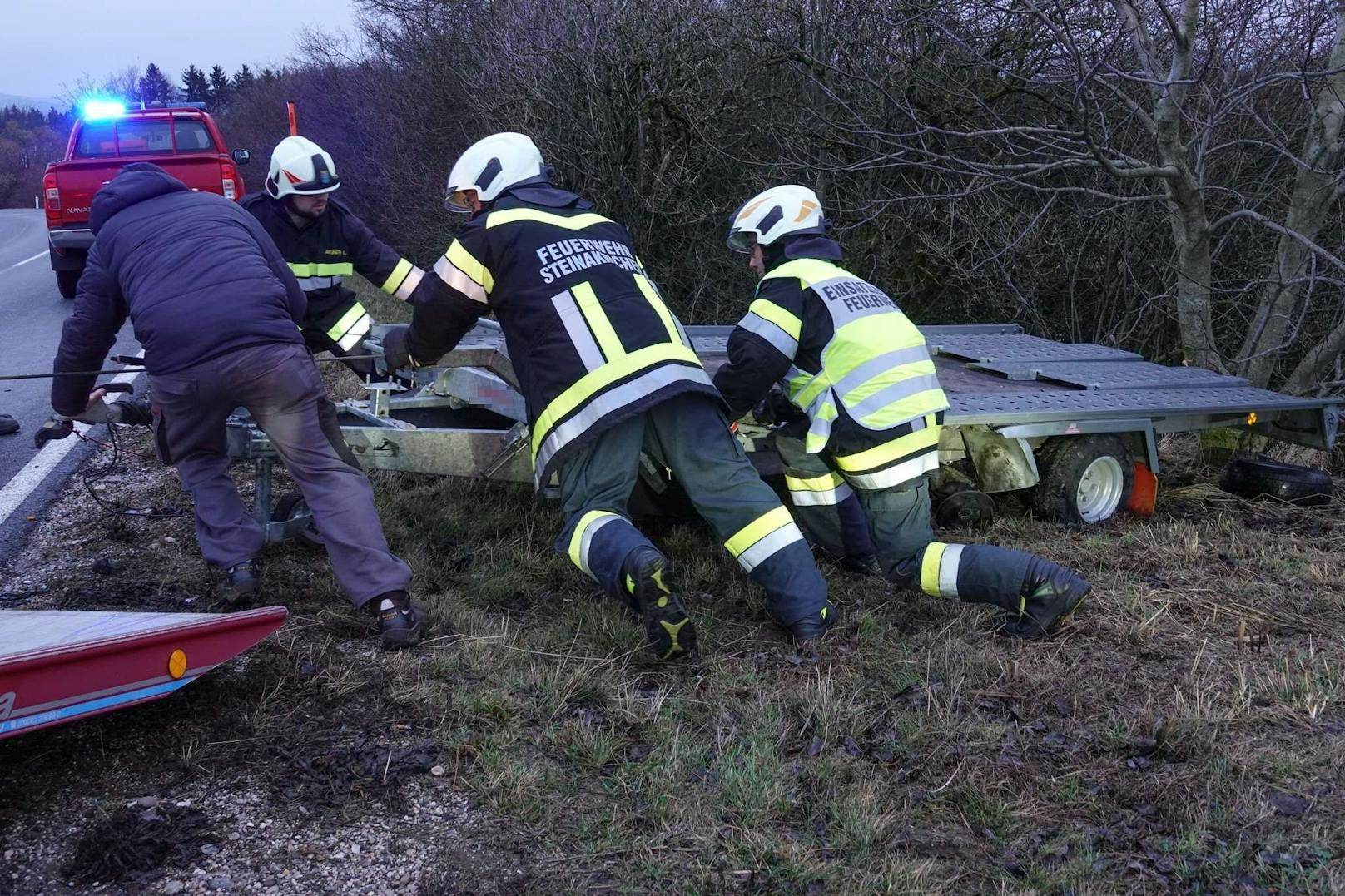 Der Pkw-Lenker touchierte einen Lkw-Sattelanhänger.