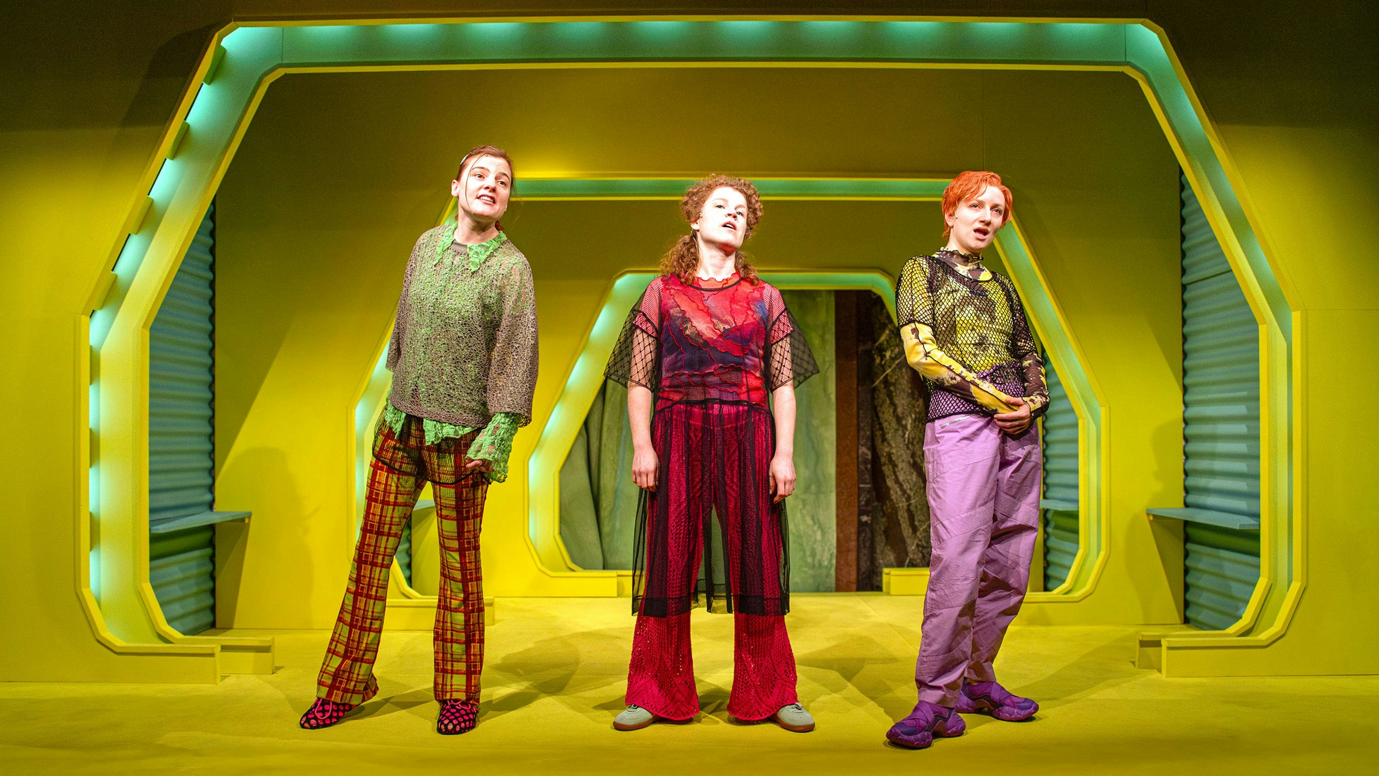 MUTTERTIER von Leonie Lorena Wyss  Uraufführung am 10. Februar 2024 im Vestibül  mit: LAURA DITTMANN, CLAUDIA KAINBERGER, LARA SIENCZAK Regie: MIA CONSTANTINE Bühne, Kostüme: JOHANN BRIGITTE SCHIMA Mitarbeit Ausstattung: OLGA BENKELMANN Musik: KILIAN UNGER Dramaturgie: RITA CZAPKA