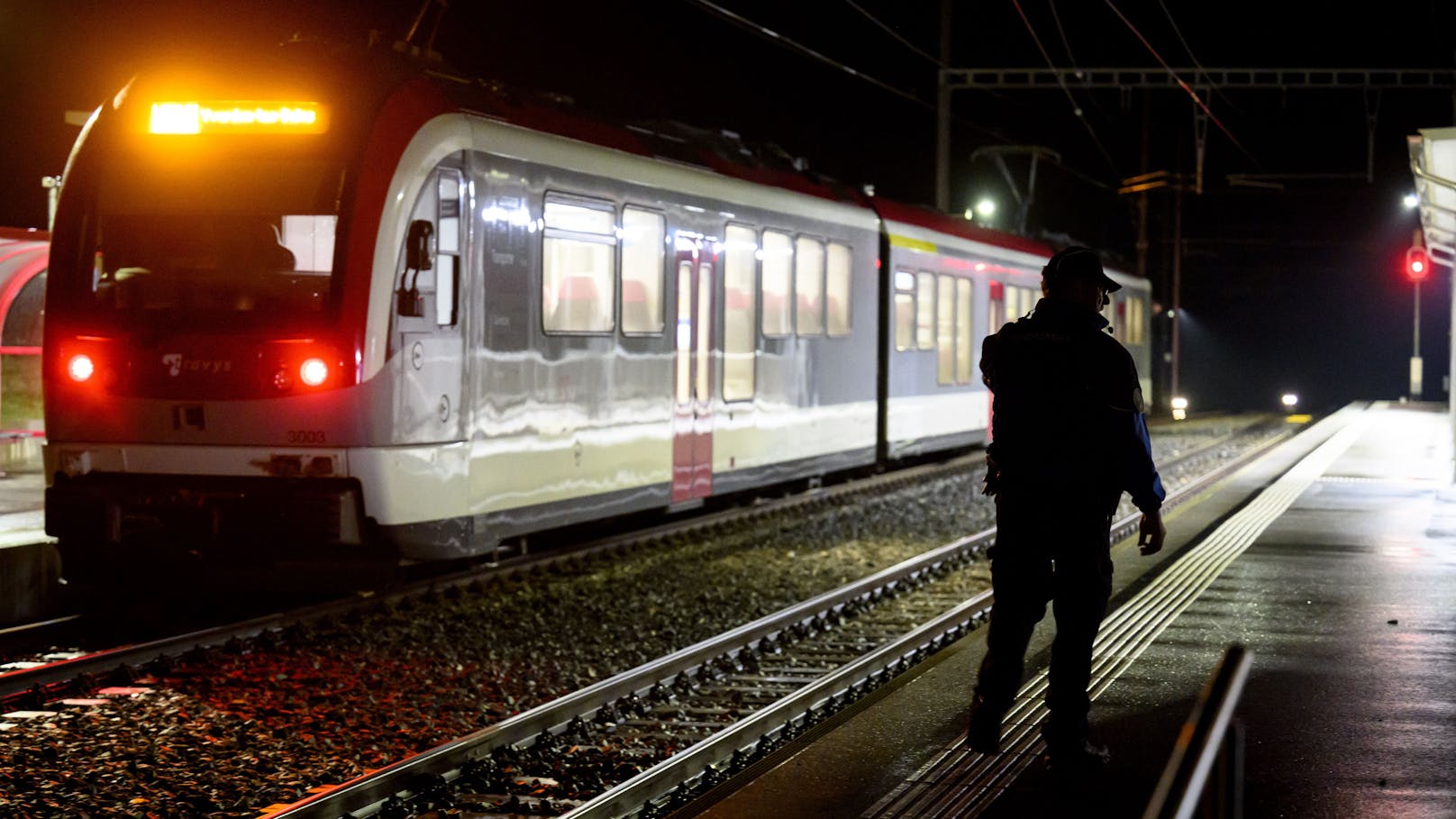 Asylwerber (32) nimmt Zug-Passagiere als Geisel