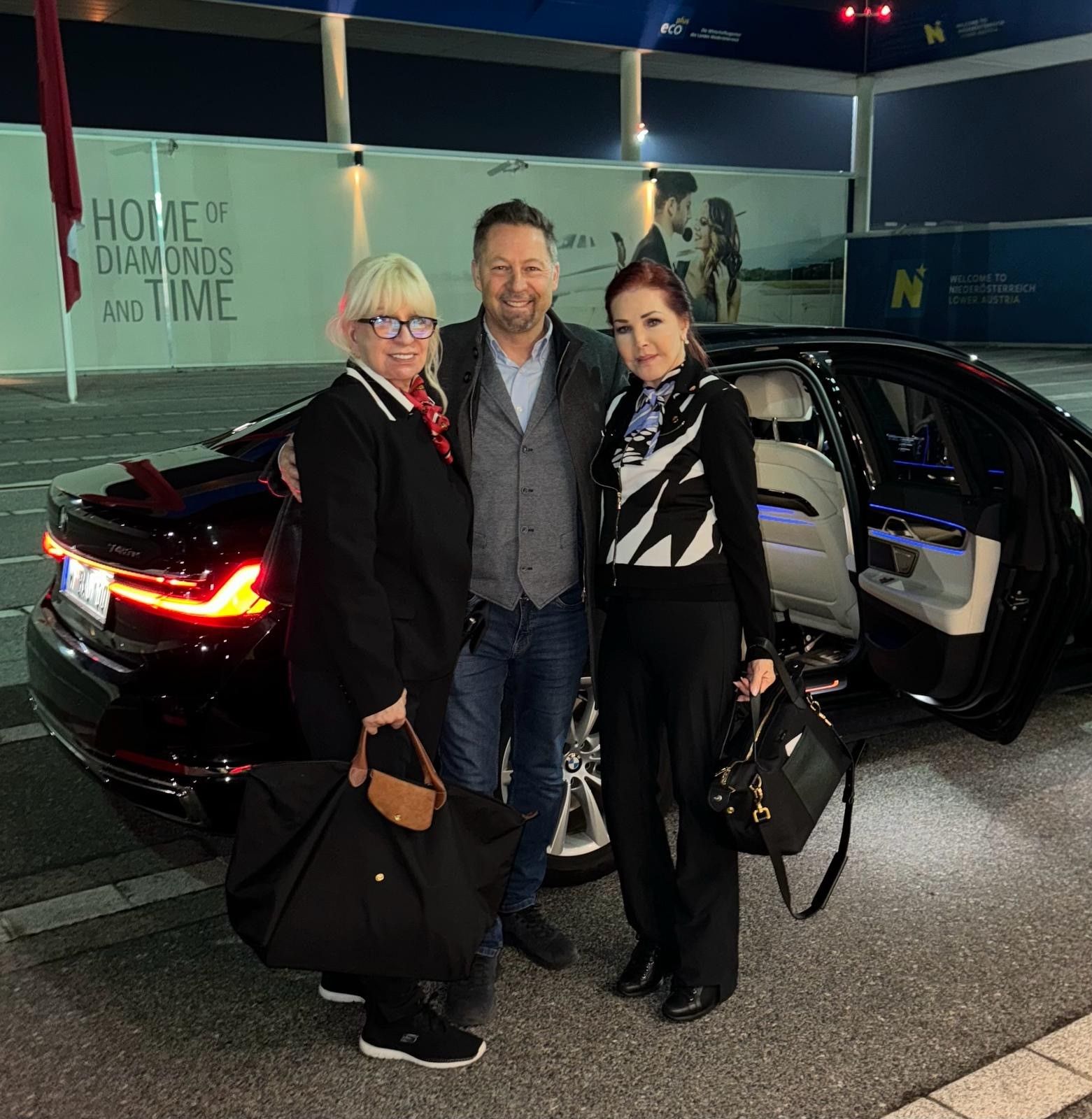 Priscilla Presley und ihre Managerin Vici wurden vom Roland Granzer zum Flughafen Wien Schwechat gebracht.