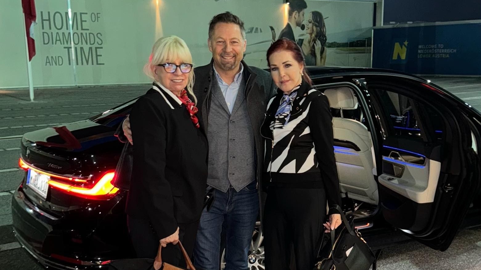 Priscilla Presley und ihre Managerin wurden vom Roland Granzer zum Flughafen Wien Schwechat gebracht.
