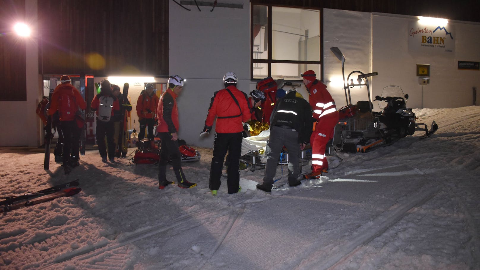 Bei einem Ski-Doo-Unfall in Hainzenberg wurden die zwei bayrischen Urlauber schwer verletzt. 