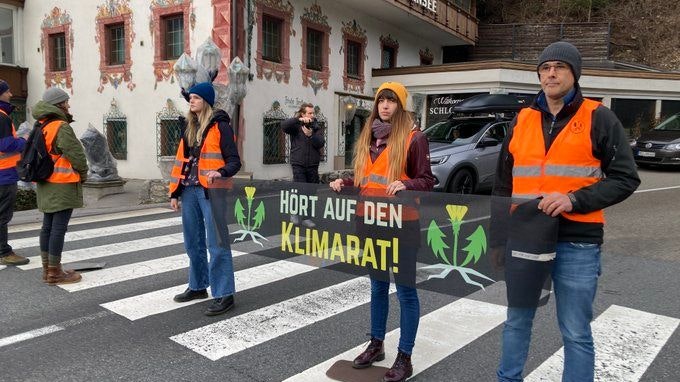 Am Samstag (10.02.2024) protestierte die "Letzte Generation Österreich" auf der Fernpassstraße – sehr zum Missfallen vieler Urlauber auf dem Weg in die Winterferien. 