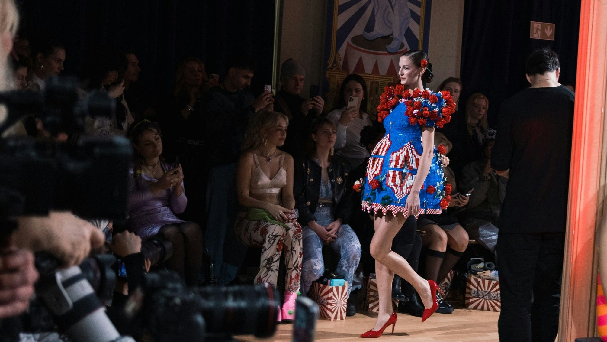 Kleid aus tausenden LEGO-Steinen von Marina Hoermanseder zur BFW.