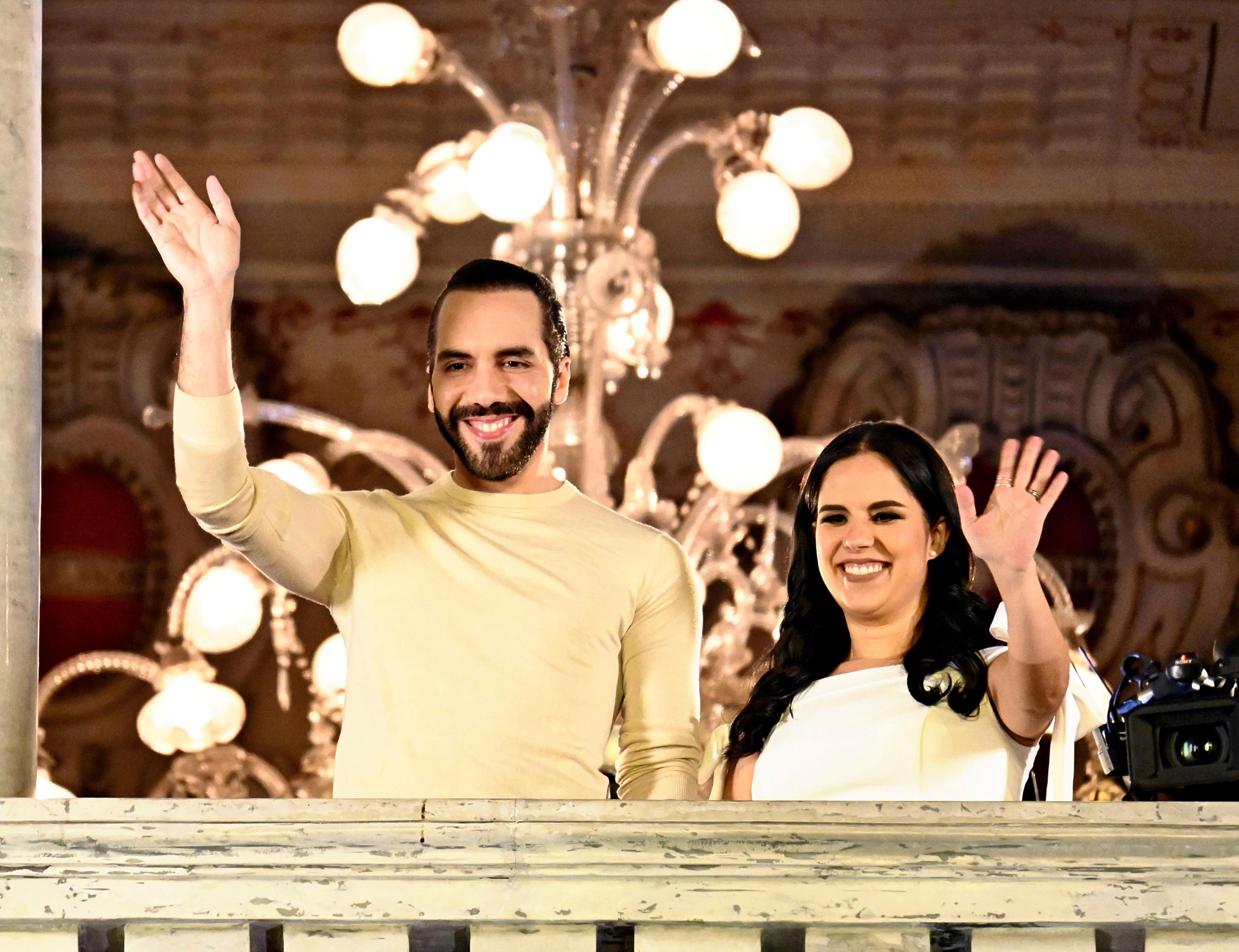 Nun bestätigte auch das Oberste Wahlgericht in El Salvador den Sieg von Nayib Bukele. Im Bild mit Gattin Gabriela de Bukele. 