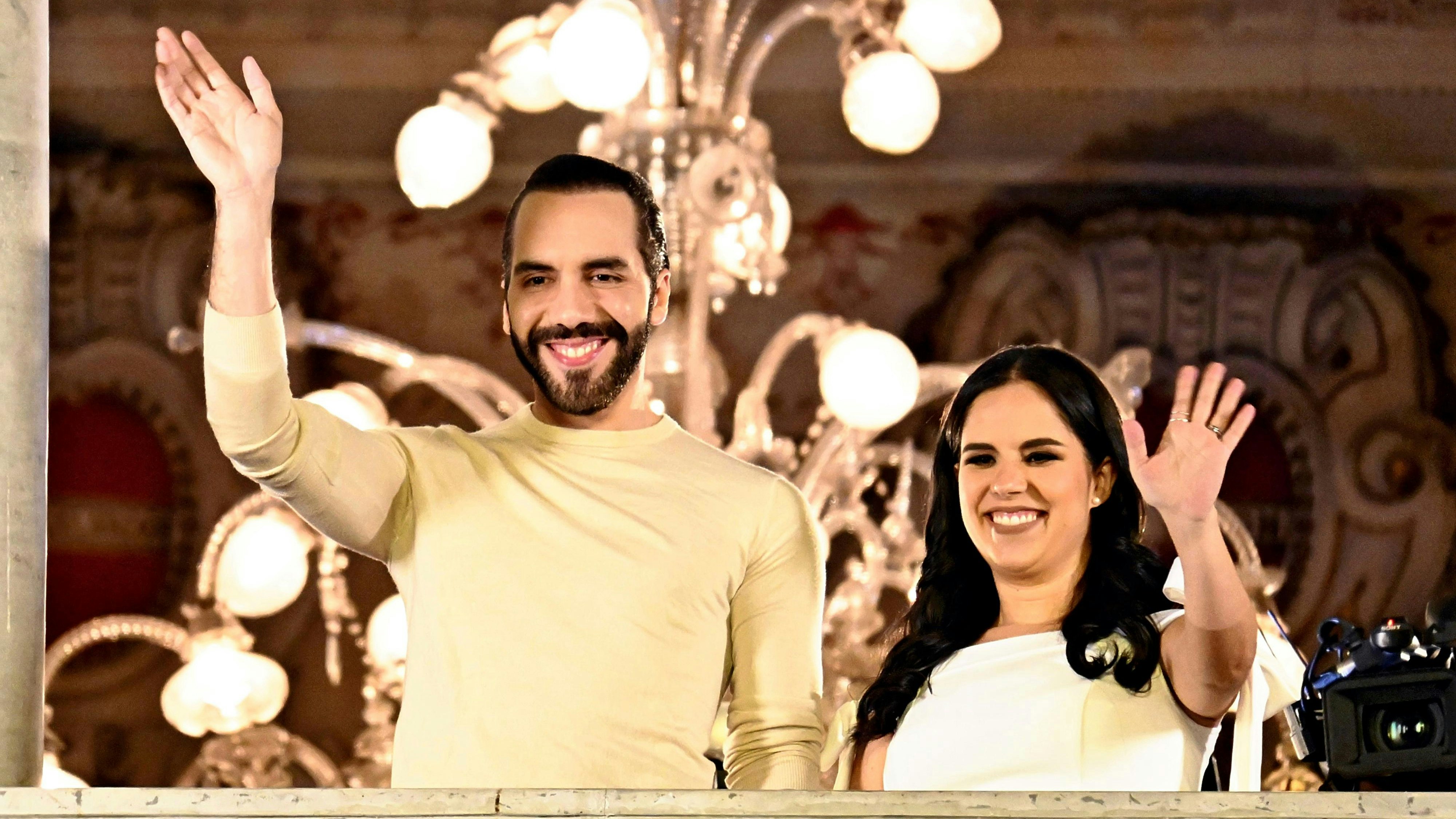 Nun bestätigte auch das Oberste Wahlgericht in El Salvador den Sieg von Nayib Bukele. Im Bild mit Gattin Gabriela de Bukele. 