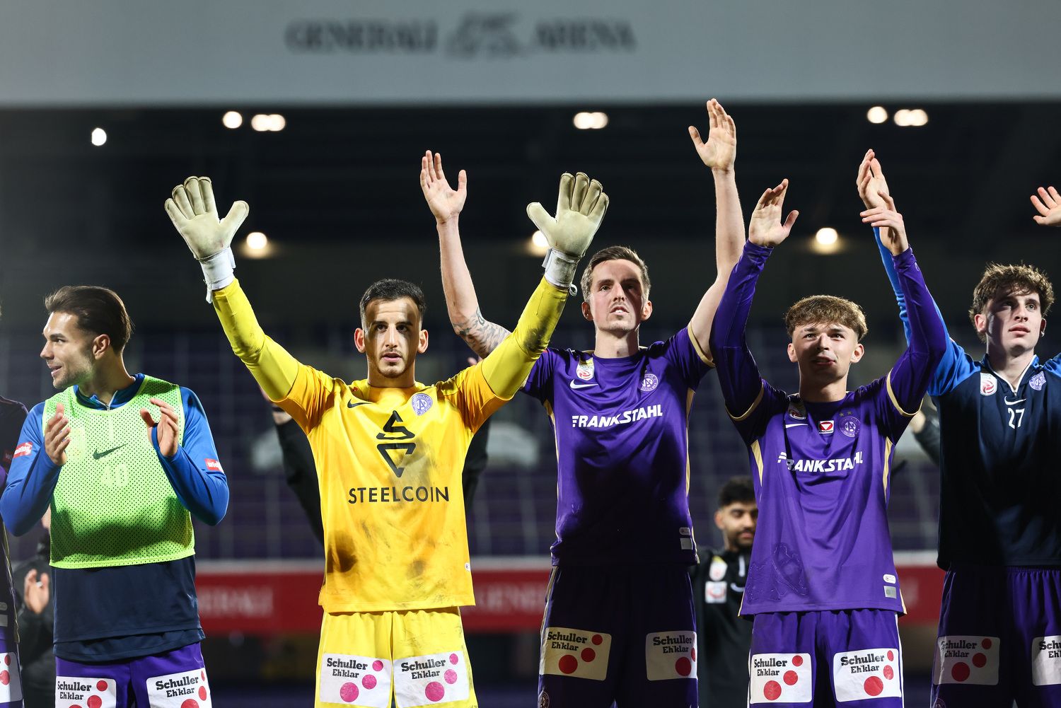 Die Wiener Austria feiert einen Sieg gegen Hartberg.