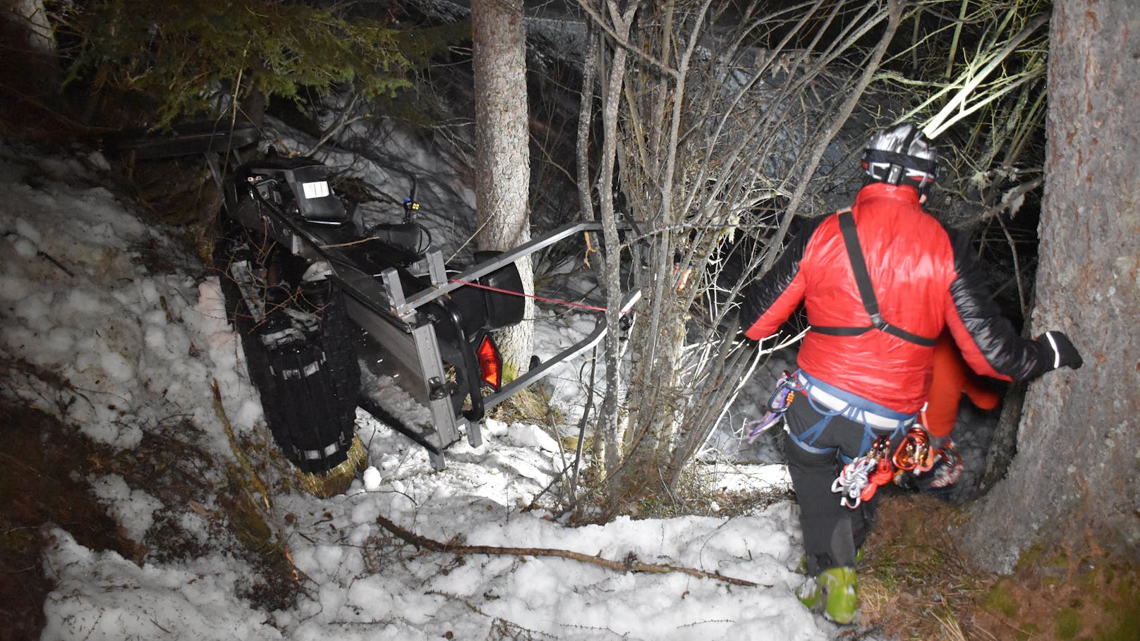 Bei einem Ski-Doo-Unfall in Hainzenberg wurden die zwei bayrischen Urlauber schwer verletzt. 