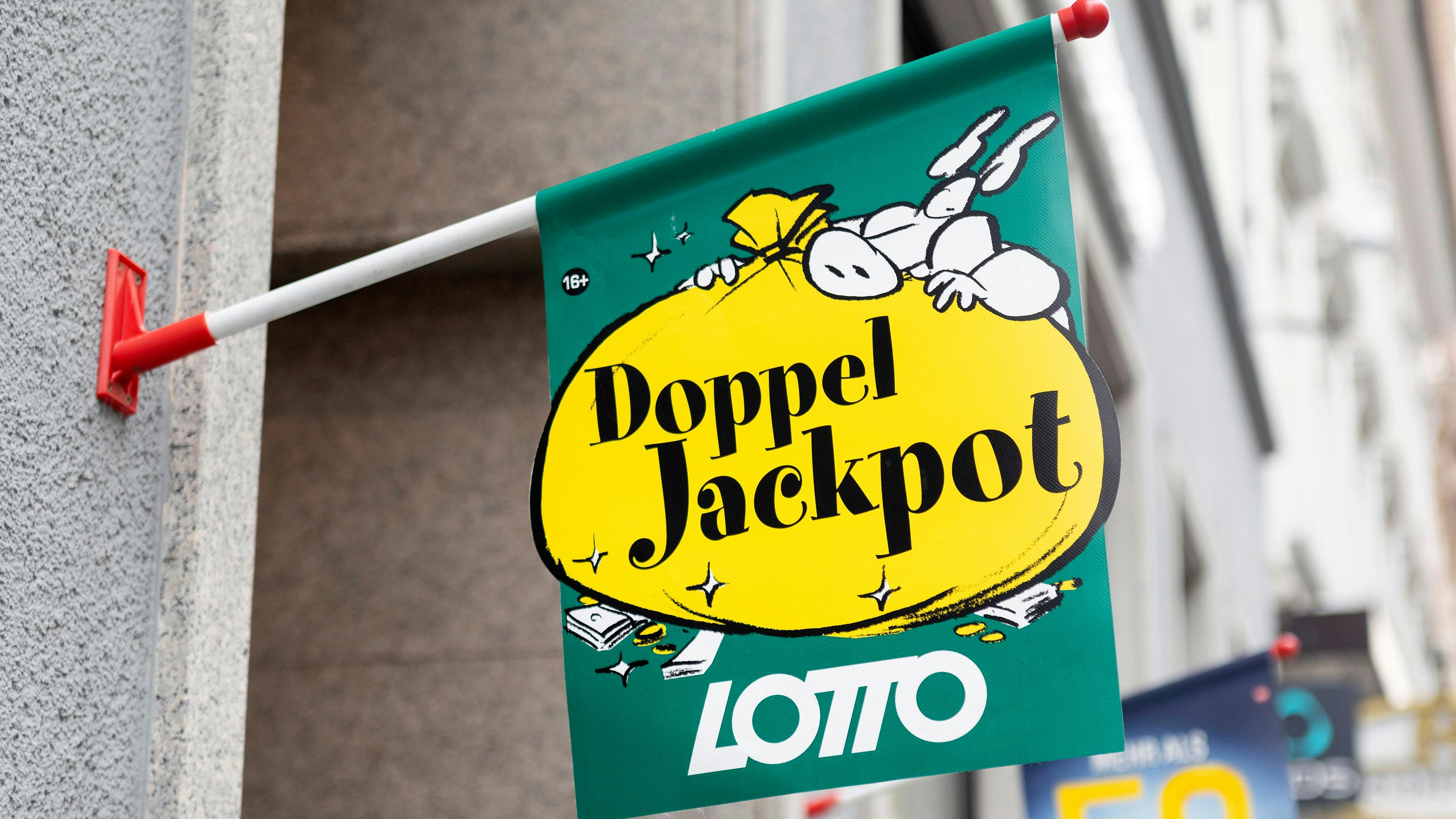 Kein Spielteilnehmer tippte bei der Lotto-Bonus-Ziehung am Freitag richtig, nun kommt ein Doppel-Jackpot.Doppeljackpot, Lotto Fahne - 20230614_PD21332 - Rechteinfo: Rights Managed (RM)