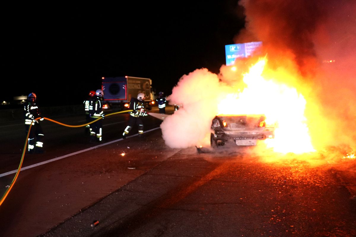 Spektakulärer Feuerwehreinsatz auf der Südautobahn in Richtung Wien.