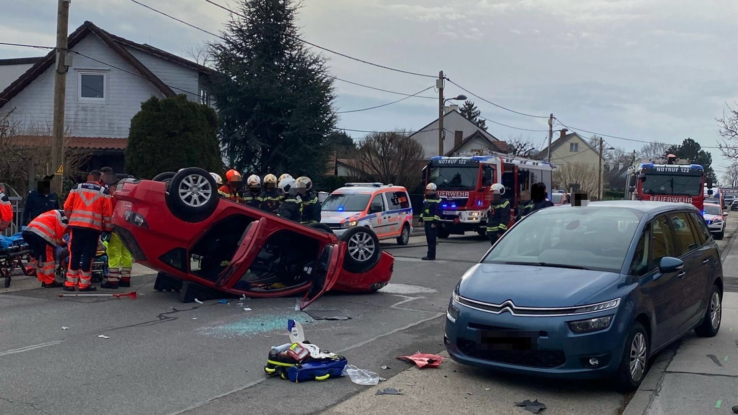 Schwerer Verkehrsunfall in Wien Floridsdorf. Ein ältere Dame verlor die Kontrolle über ihr Fahrzeug.
