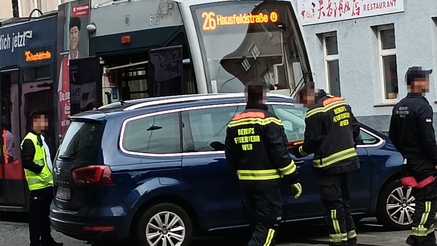 Die Feuerwehr ist bereits vor Ort (12.15 Uhr). Das Fahrzeug wird nun von der Straße entfernt.