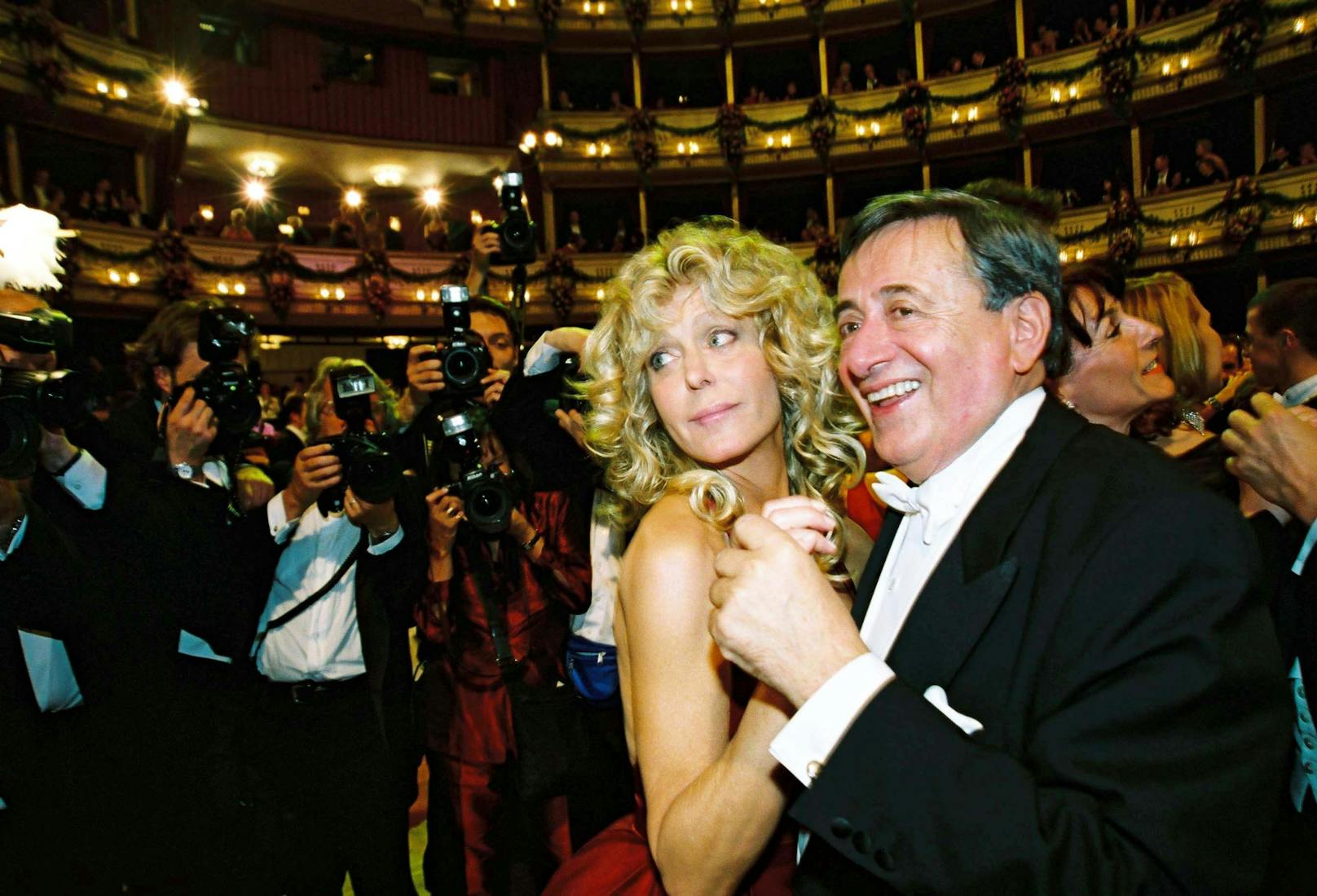 2001 tanzte Mörtel mit "Drei Engel für Charlie"-Darstellerin Farrah Fawcett beim Opernball an.