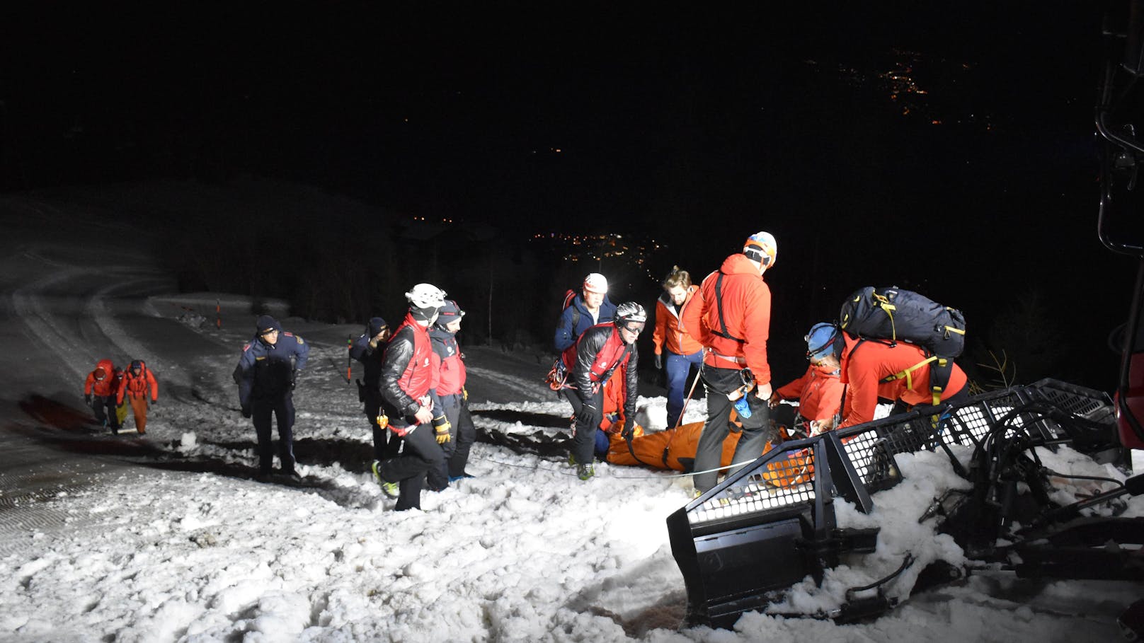 Bei einem Ski-Doo-Unfall in Hainzenberg wurden die zwei bayrischen Urlauber schwer verletzt. 