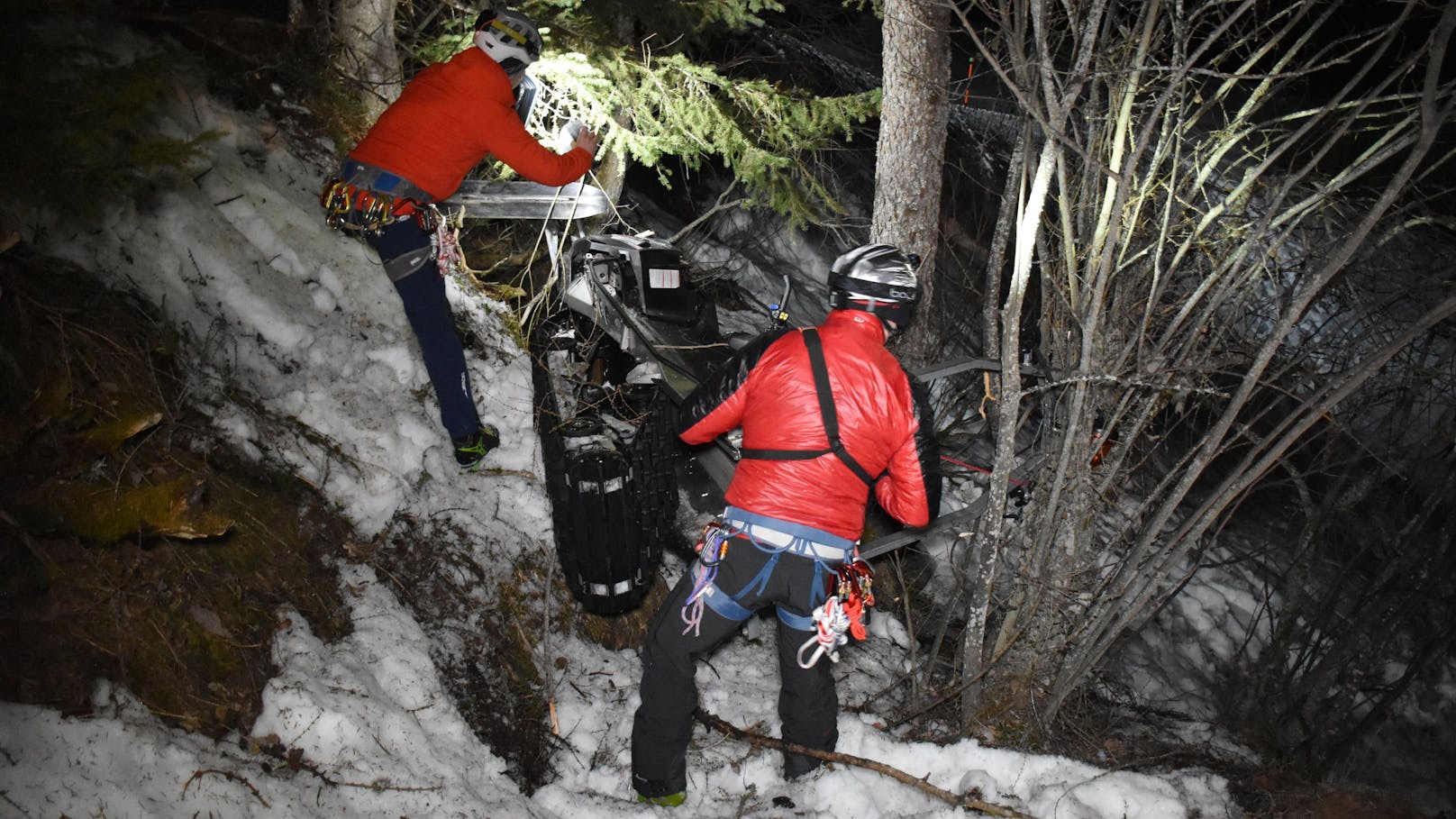 Bei einem Ski-Doo-Unfall in Hainzenberg wurden die zwei bayrischen Urlauber schwer verletzt. 