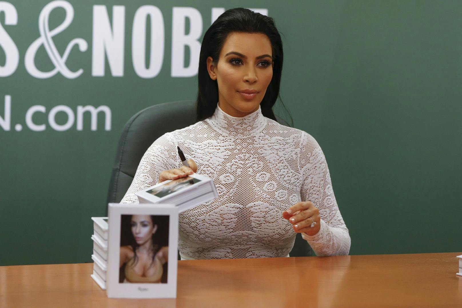 2015 veröffentlichte Kim Kardashian ihren Bildband "Selfish". Es enthält eine umfangreiche Sammlung von Selfies und persönlichen Fotos, die Kim im Laufe der Jahre gemacht hat. Die Veröffentlichung des Buches löste einige Kontroversen aus, da einige Kritiker argumentierten, dass es zur Selbstverherrlichung beitrage und oberflächlich sei, während ihre Fans es als kreative Darstellung von Kims öffentlichem und privatem Leben lobten.