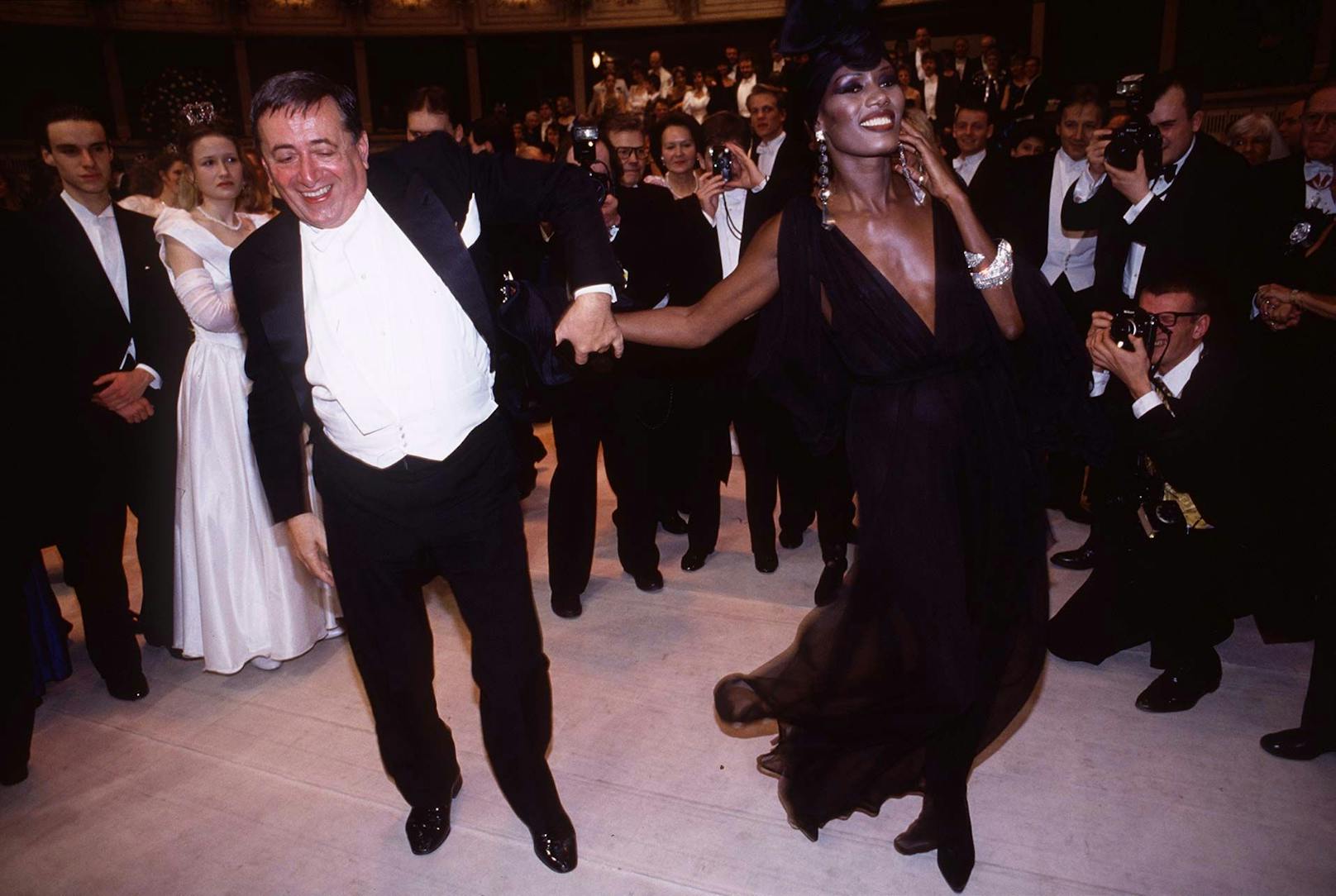 Grace Jones beehrte den Opernball 1996 mit Richard Lugner und sorgte für einige Skandale.