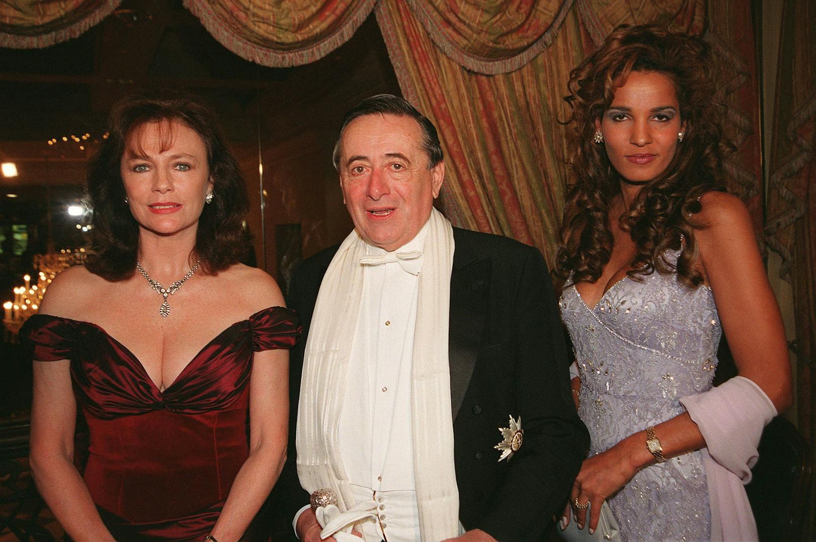 2000 kam Richard Lugner gleich mit zwei Gästen zum Ball:  Nadja "Naddel" Abd el Farrag (r.) und Jacqueline Bisset.