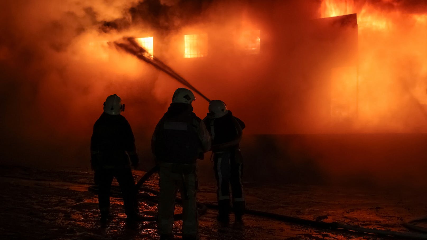 Drohnenangriff auf Charkiw – Häuser in Brand
