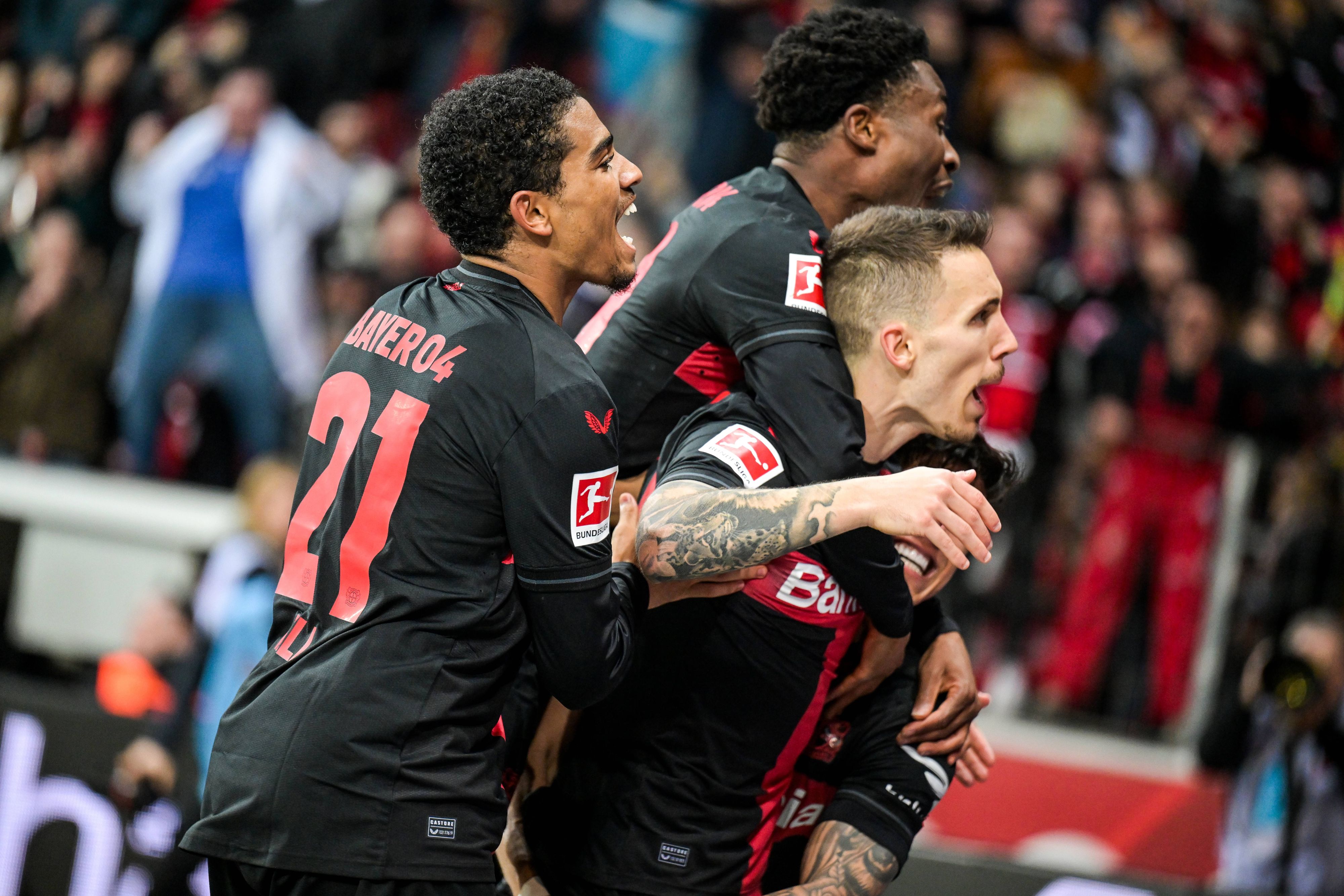 Bayer Leverkusen feiert den Heimsieg gegen die Münchner.