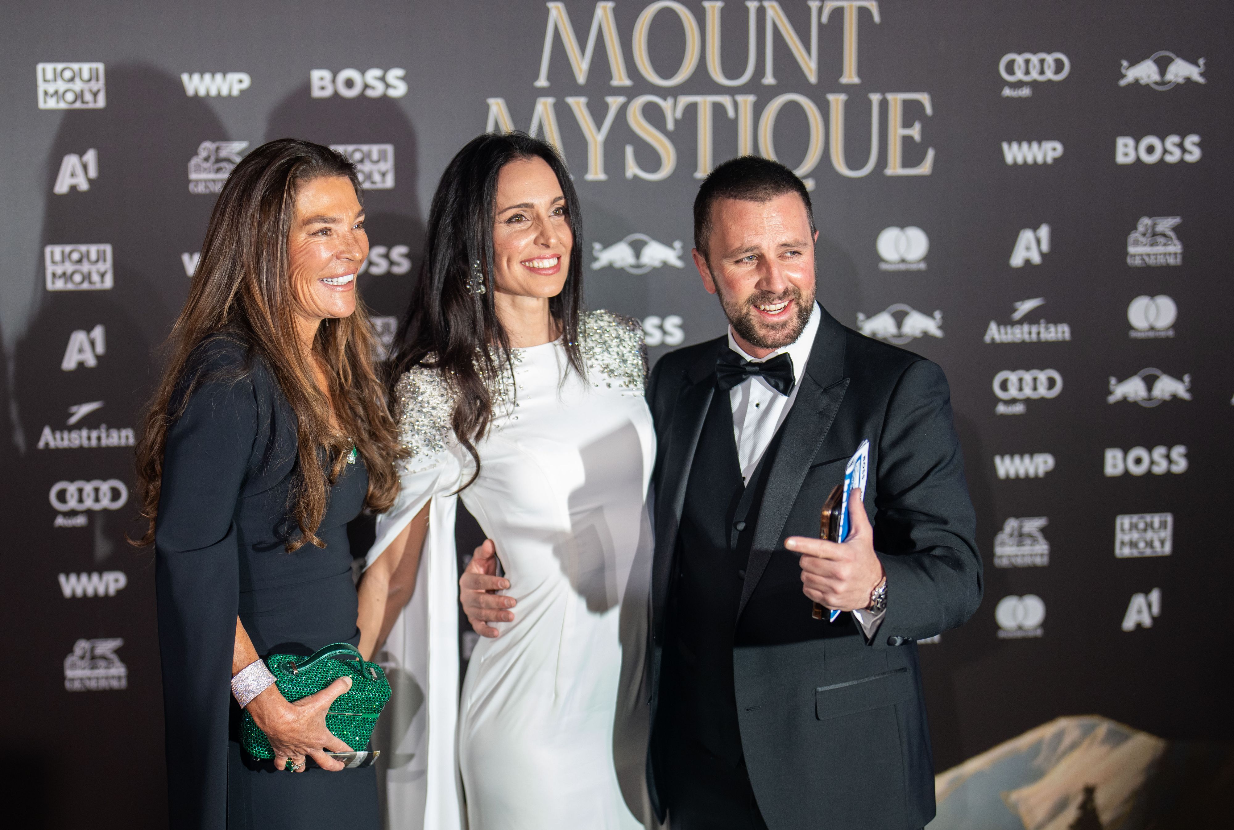 Ungleiches Politik-Paar: Die italienische Rechtspolitikerin Alessia Ambrosi (mittig) und mit ihrem Freund, dem Tiroler SPÖ-Chef Georg Dornauer, (rechts) und Kristallerbin Fiona Swarovski (links) in Kitzbühel.