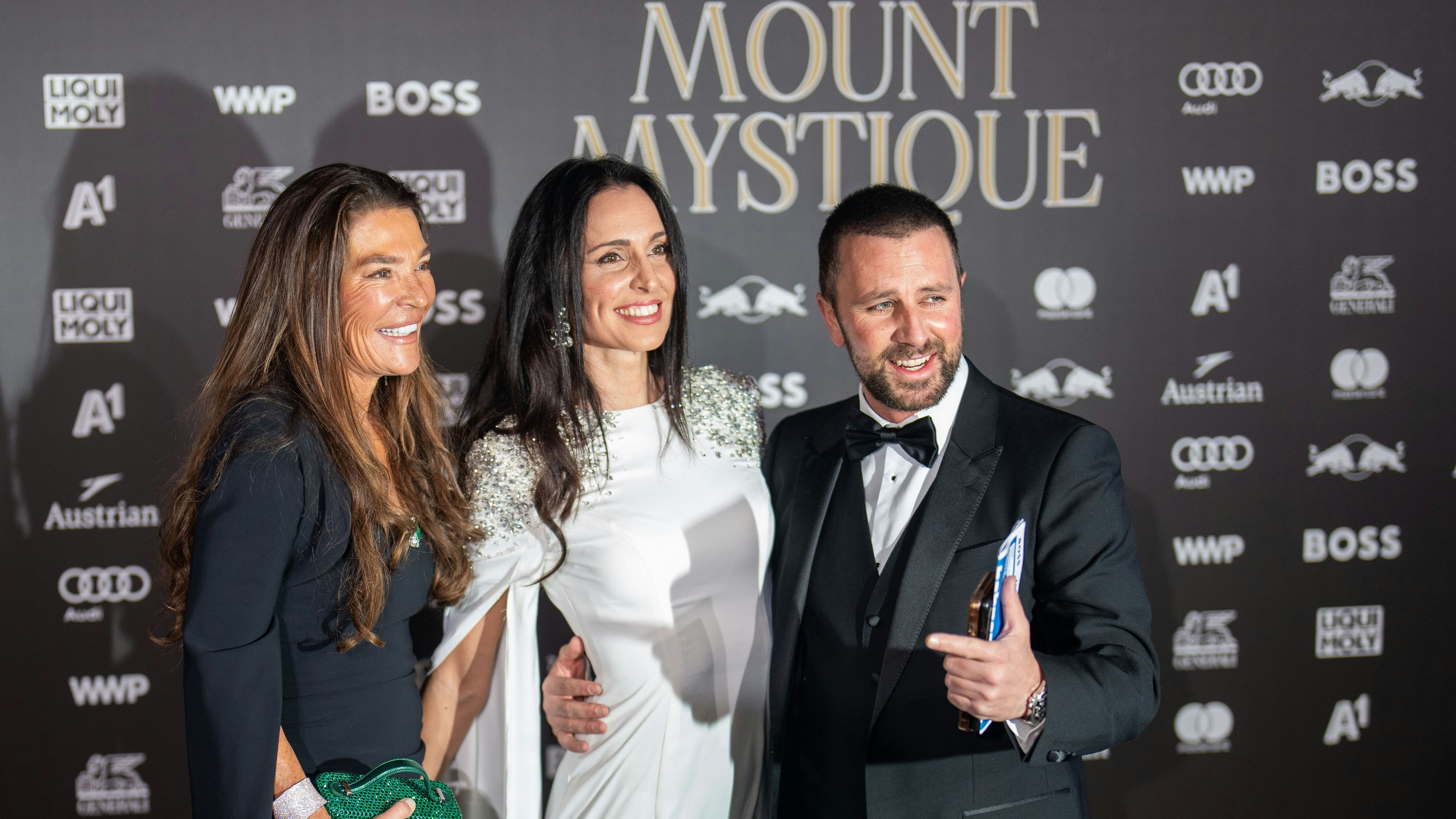 Download von www.picturedesk.com am 11.02.2024 (14:24).  ABD0379_20240120 - KITZBÜHEL - ÖSTERREICH: vlnr.: Kristallerbin Fiona Swarovski, italienischen Rechtspolitikerin Alessia Ambrosi und Landeshauptmannstellvertreter Georg Dornauer (SPÖ) am Samstag, 20. Jänner 2024, im Rahmen des "KitzRaceParty 2024 - Red Carpet" in Kitzbühel. - FOTO: APA/GEORG HOCHMUTH - 20240120_PD16820 - Rechteinfo: Rights Managed (RM)