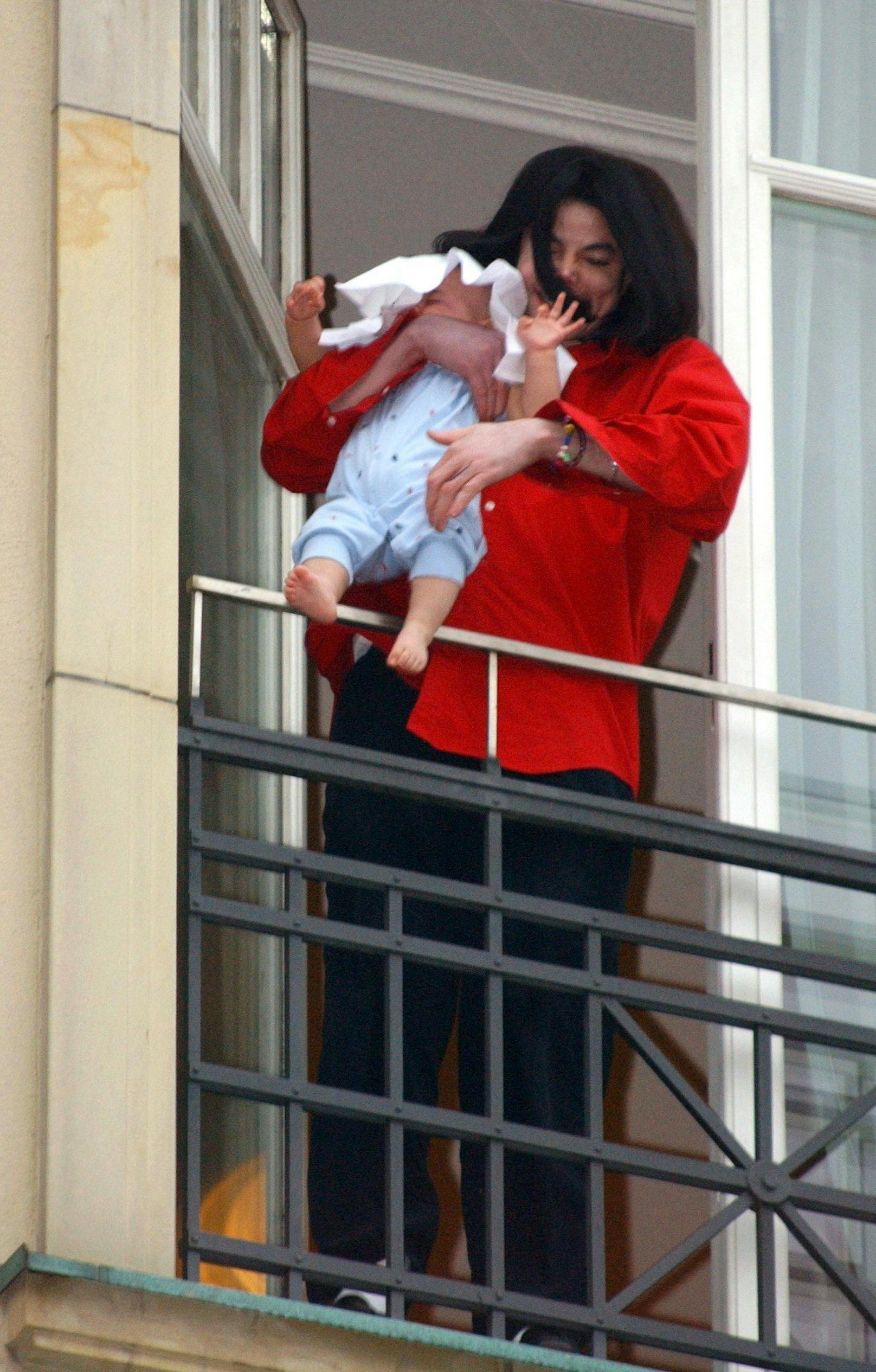 So sorgte der Musiker immer wieder für Skandale und erregte nicht nur mit seiner Musik Aufmerksamkeit. Mit nur einem Arm hob Michael Jackson zum Beispiel am 19.11.2002 seinen jüngsten Sohn Prince Michael II. über die Balkonbrüstung seines Hotelzimmers im Berliner Nobelhotel Adlon.