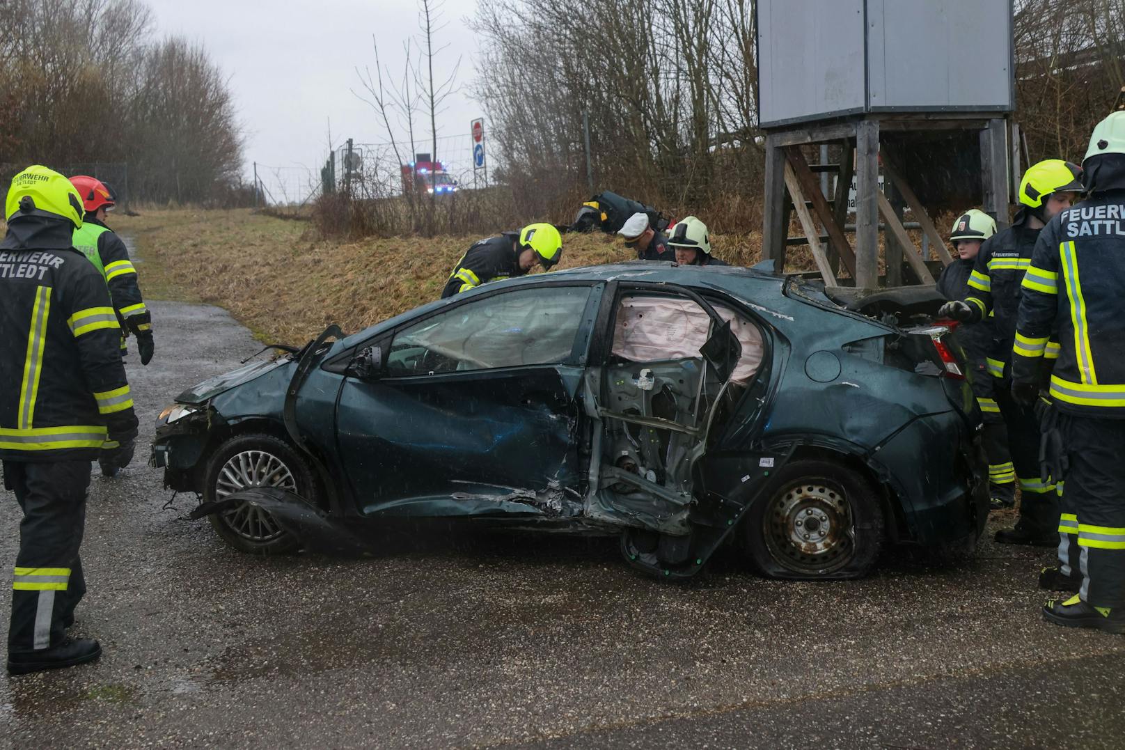 Ein Lenker kam von der Westautobahn ab, der Wagen überschlug sich, landete in einem Gebüsch.