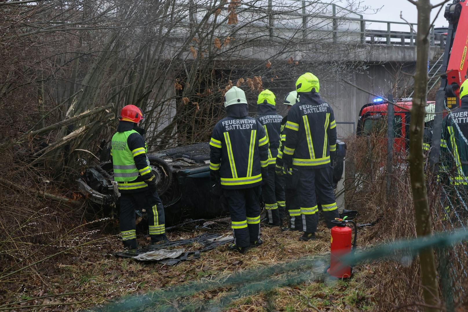 Ein Lenker kam von der Westautobahn ab, der Wagen überschlug sich, landete in einem Gebüsch.